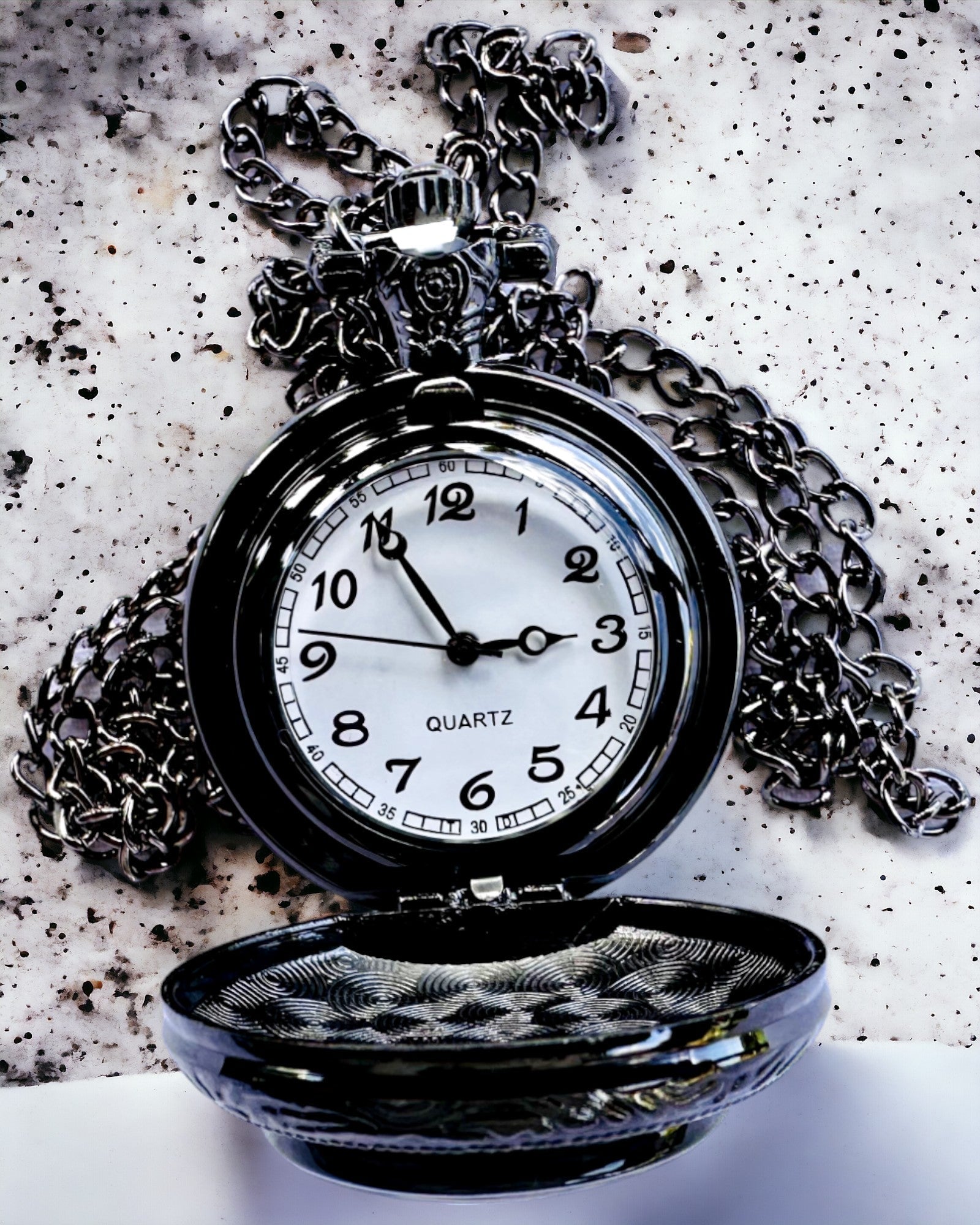Taschenuhr "Mystic Wolves" mit Personalisierungsoption durch Gravur