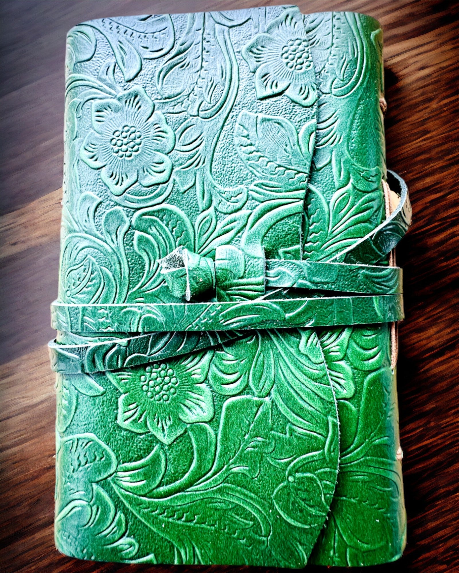 Premium-Ledernotizbuch "Eleganz der Natur" - 200 Seiten, 120g, Notizbuch, Skizzenbuch, 2 Farben zur Auswahl, Personalisierung mit Gravur