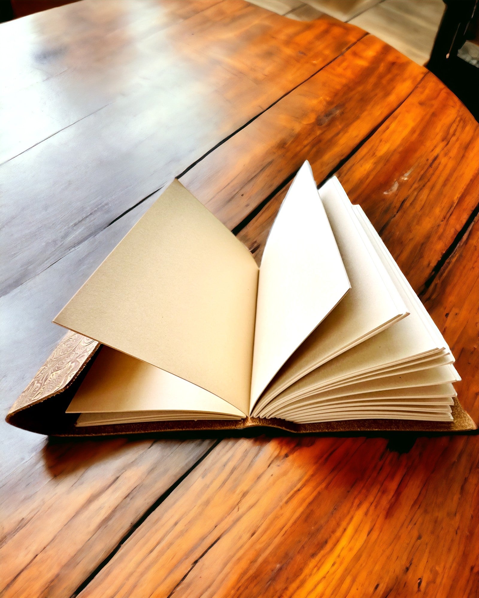 Luxuriöses Retro-Notizbuch mit Ledereinband - "Vintage Elegance", 480 Seiten, personalisierbar mit Gravur