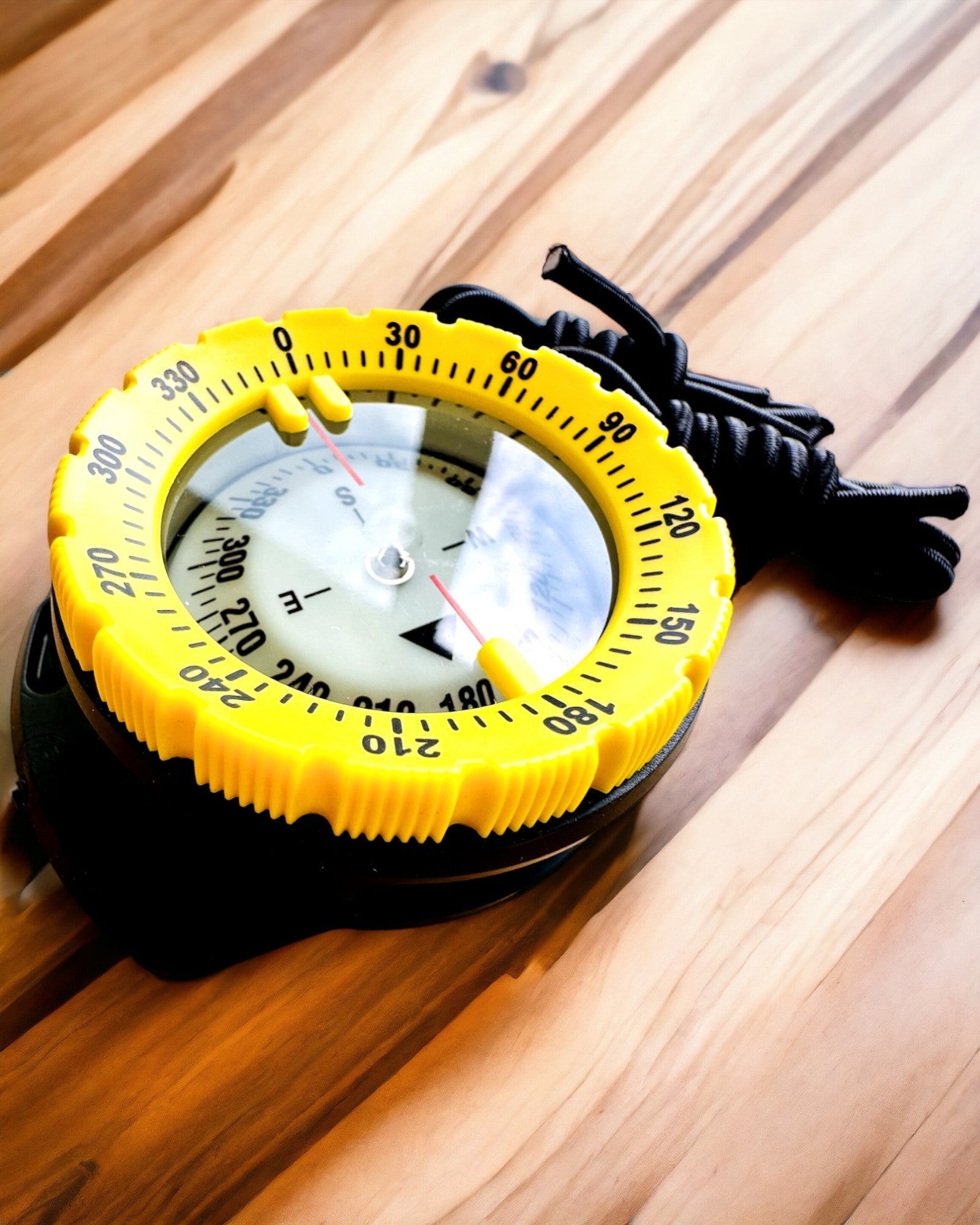 Taucherkompass AquaGuide - wasserdichter Kompass mit Leuchtfunktion und flexiblem Armband, Personalisierung möglich