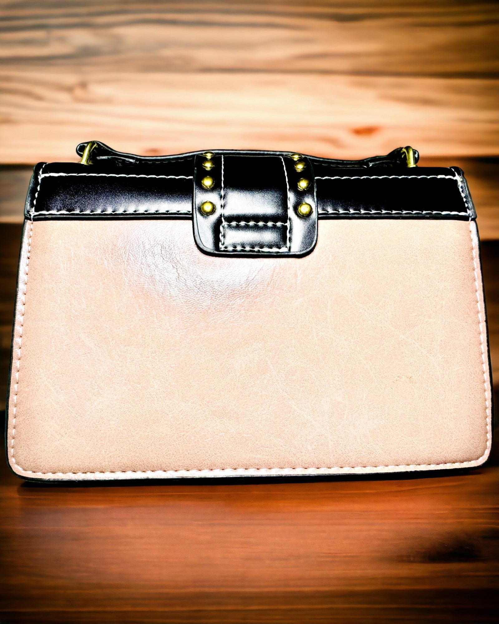 Quadratische Hellviolette Umhängetasche mit Löwenmotiv – Elegante Handtasche aus Texturiertem PU-Leder. Personalisierung mit Gravur