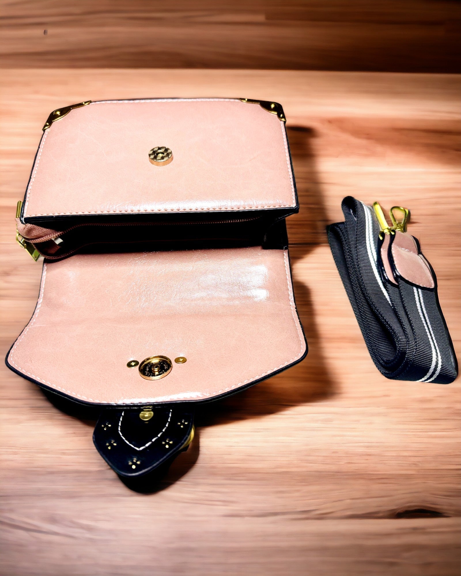 Quadratische Hellviolette Umhängetasche mit Löwenmotiv – Elegante Handtasche aus Texturiertem PU-Leder. Personalisierung mit Gravur