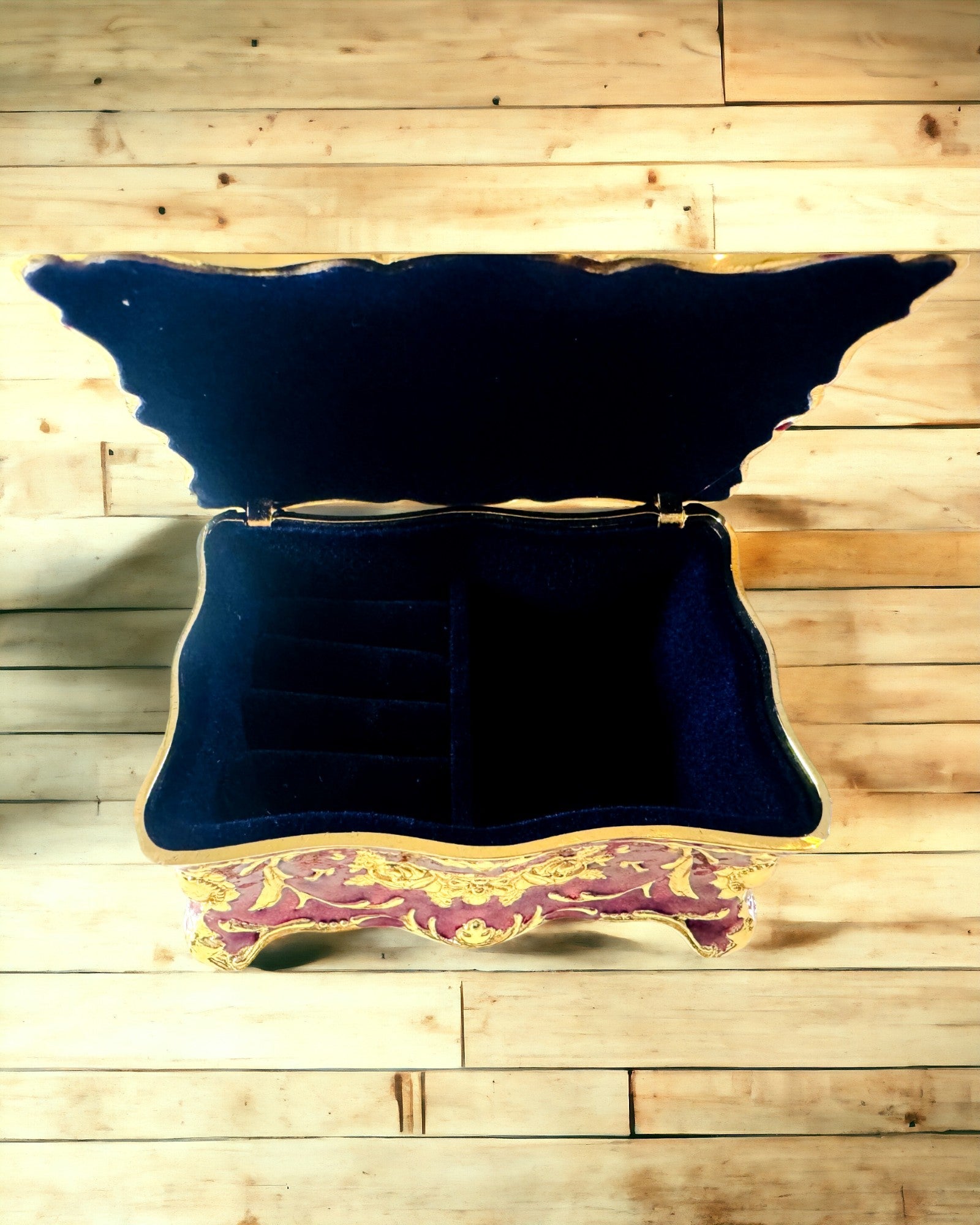 Schmuckkästchen, Organizer für Schmuck im Vintage-Stil – Metallische Schatzkiste mit dekorativen Elementen