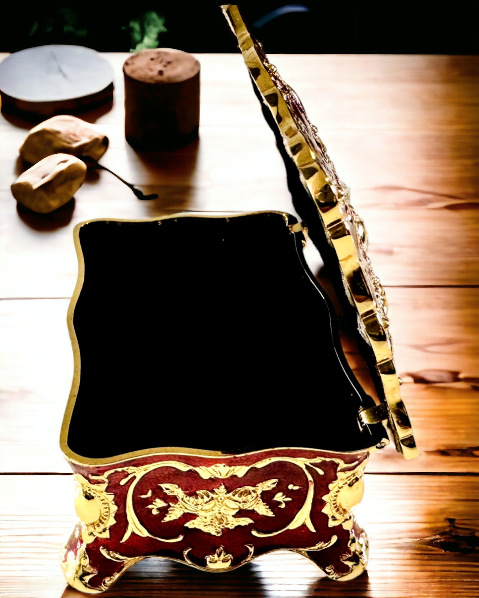 Schmuckkästchen, Organizer für Schmuck im Vintage-Stil – Metallische Schatzkiste mit dekorativen Elementen