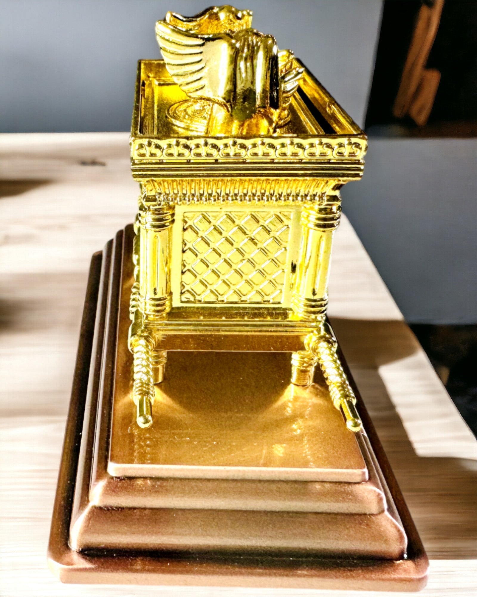 Vergoldete Replik der Bundeslade – Dekorative Arche-Statue aus Kupfer in Größe XL 28x15,6x20 cm