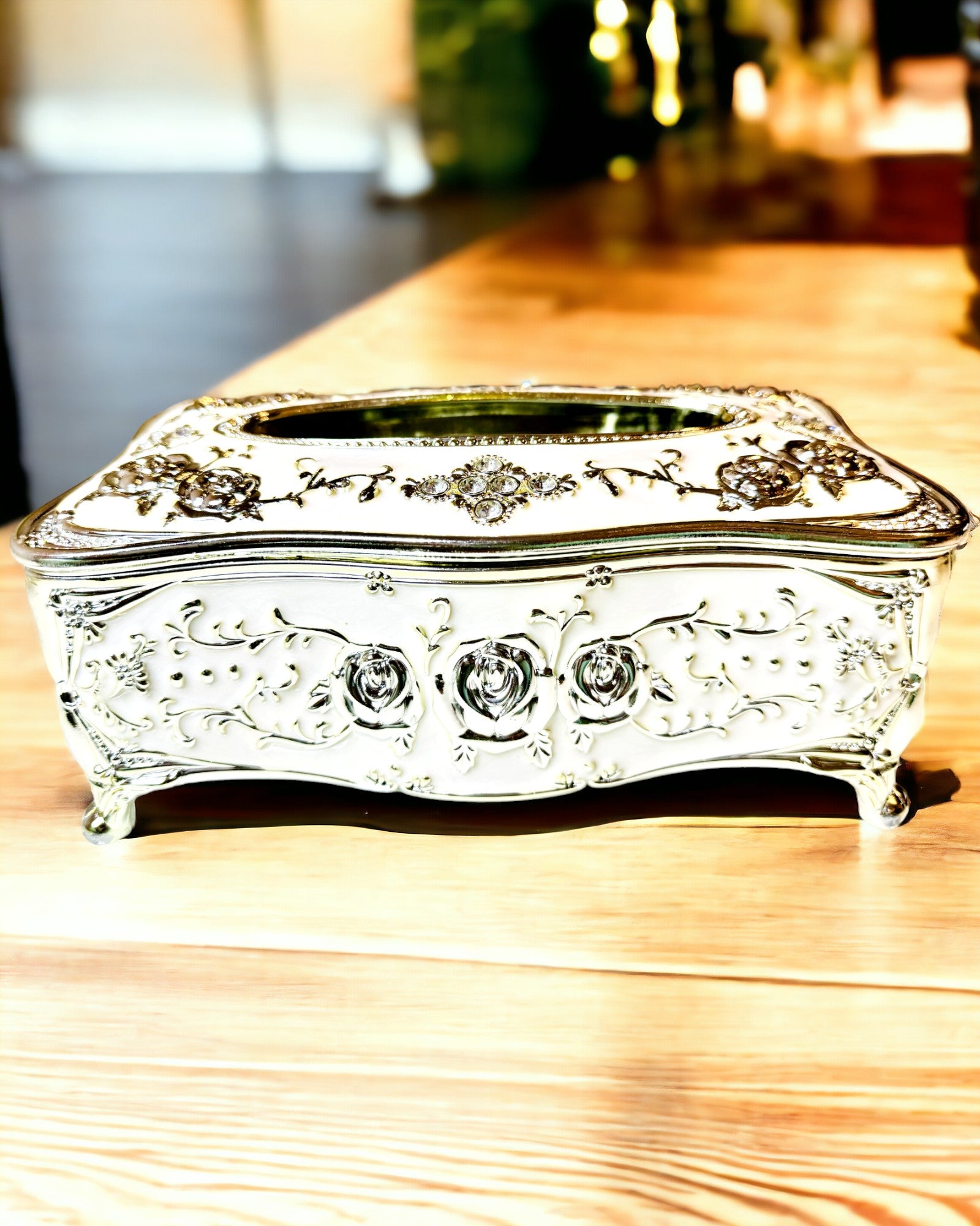 Taschentuchbox mit geprägtem Rosenmuster - Elegantes Wohnaccessoire, weiß