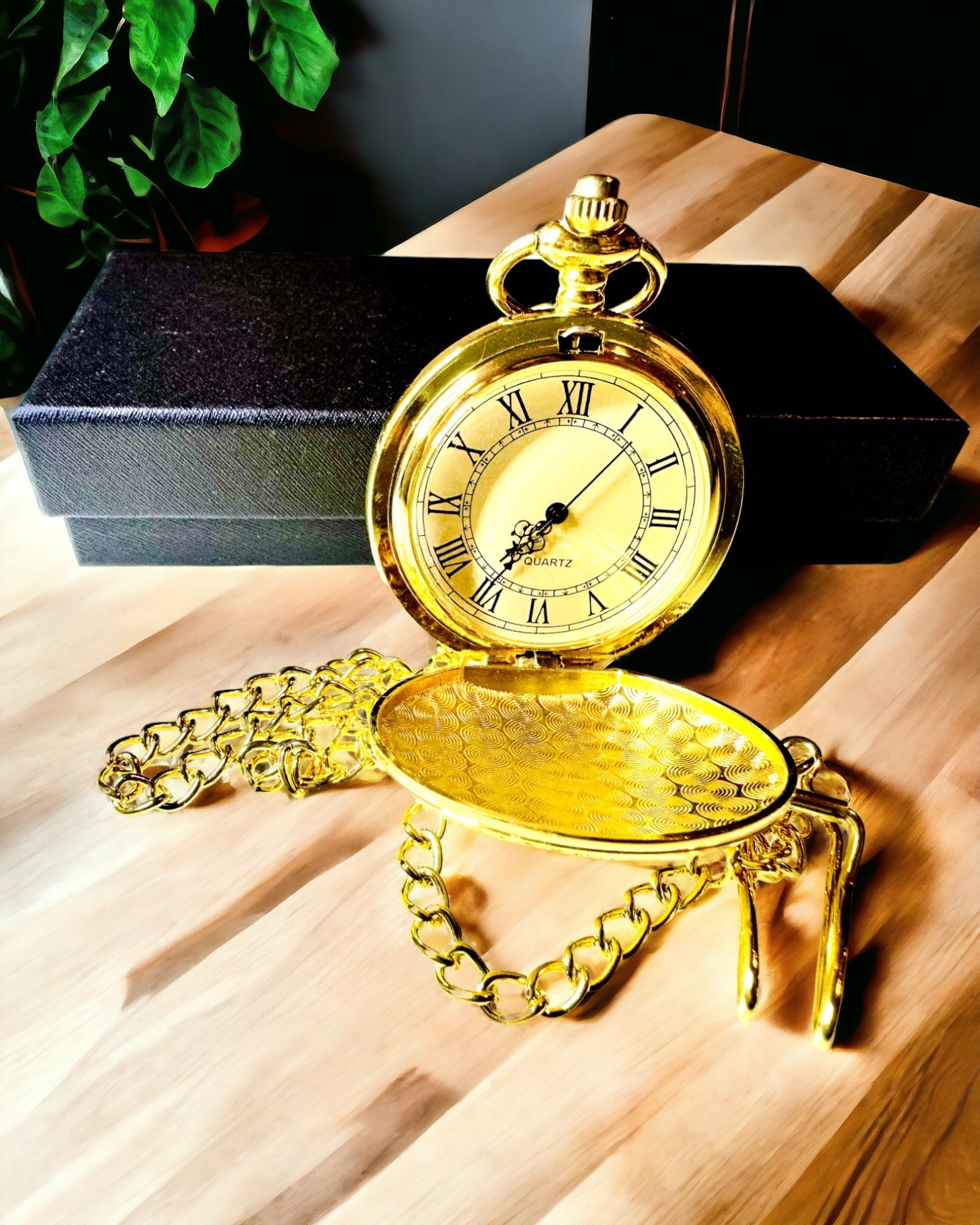 Taschenuhr im Vintage-Stil in goldener Farbe mit Gravuren – Elegantes Herrenaccessoire, ideale Geschenkidee