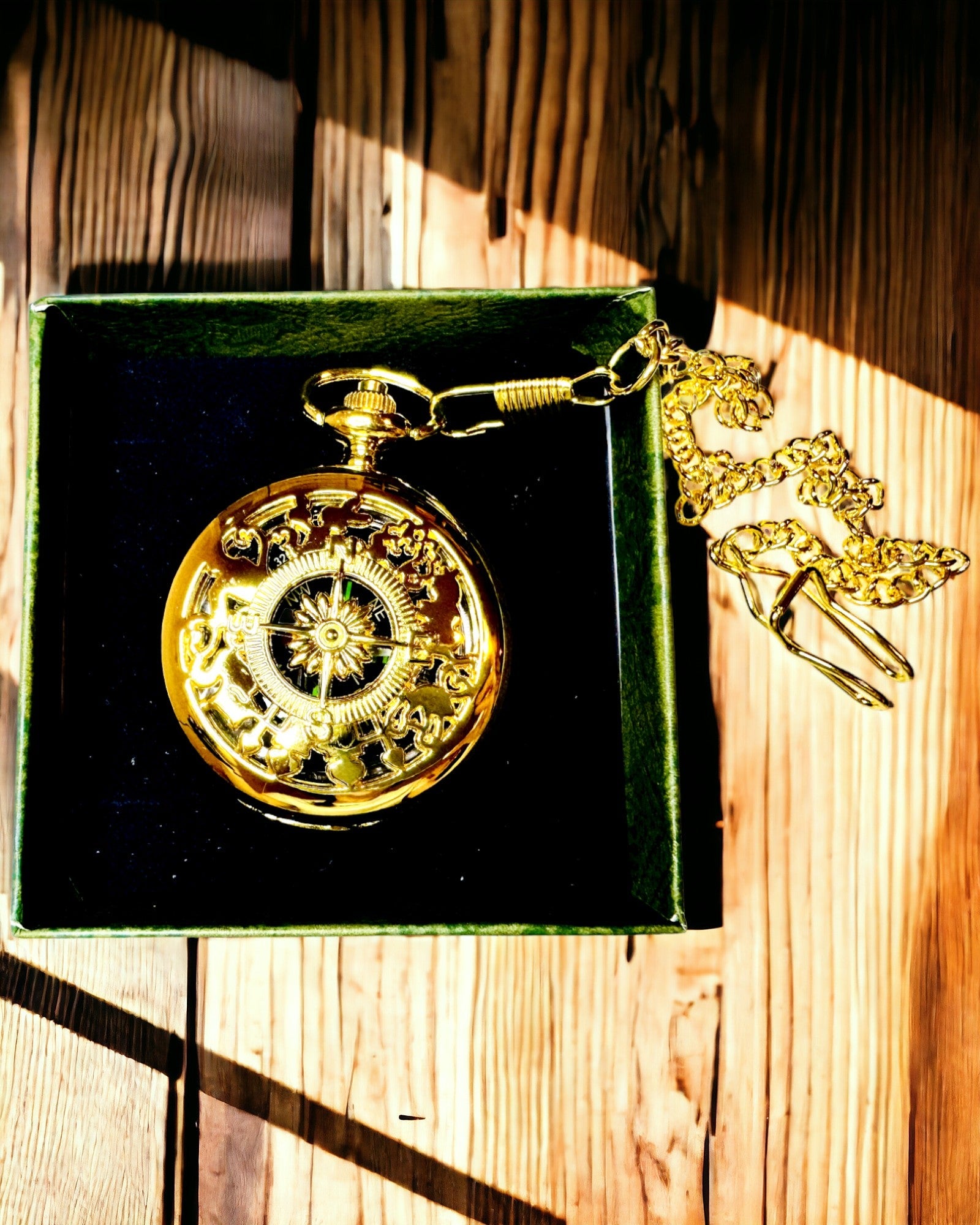 Vintage-Navigationskompass in Gold mit dekorativem Muster – Ausrüstung für Bergabenteuer und Entdeckungen. Personalisierung mit Gravur