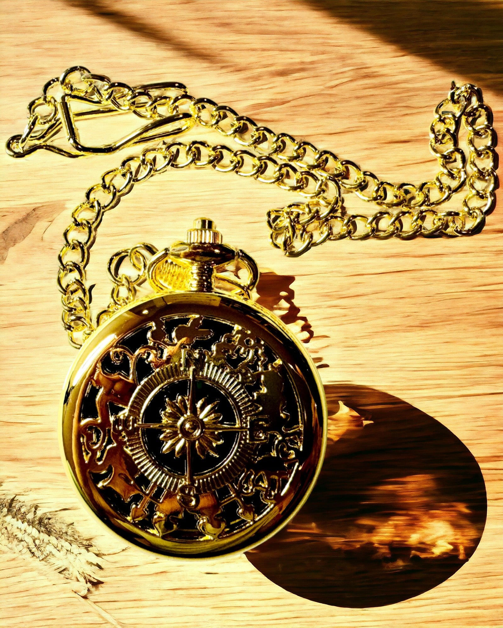 Vintage-Navigationskompass in Gold mit dekorativem Muster – Ausrüstung für Bergabenteuer und Entdeckungen. Personalisierung mit Gravur