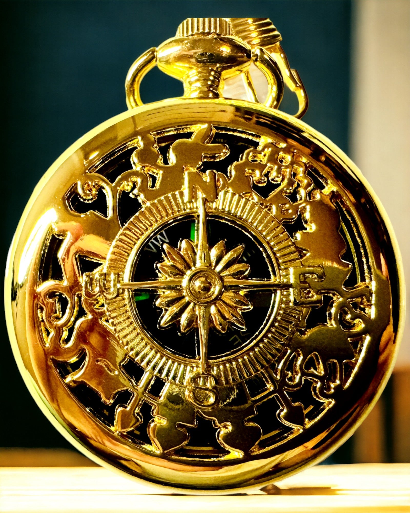 Vintage-Navigationskompass in Gold mit dekorativem Muster – Ausrüstung für Bergabenteuer und Entdeckungen. Personalisierung mit Gravur