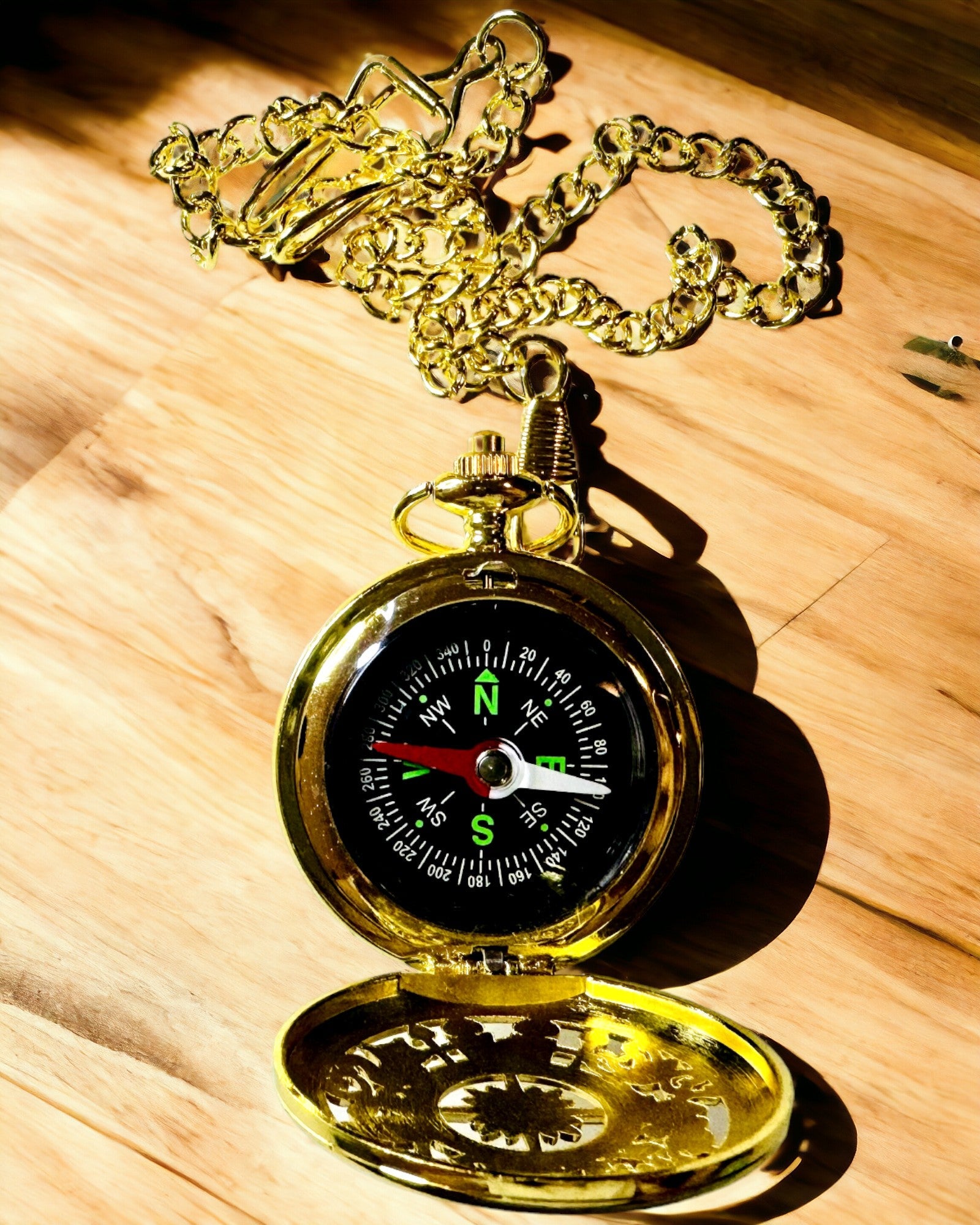 Vintage-Navigationskompass in Gold mit dekorativem Muster – Ausrüstung für Bergabenteuer und Entdeckungen. Personalisierung mit Gravur