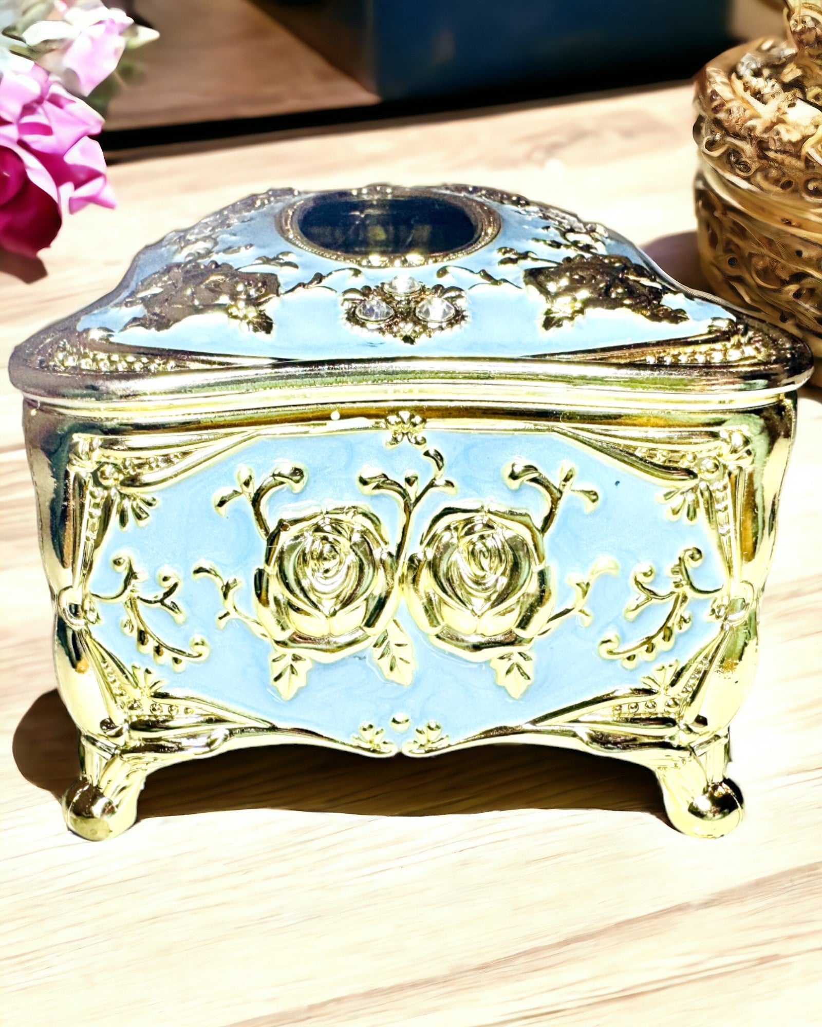 Luxus-Taschentuchbox mit geprägtem Rosenmuster und eleganten Griffen