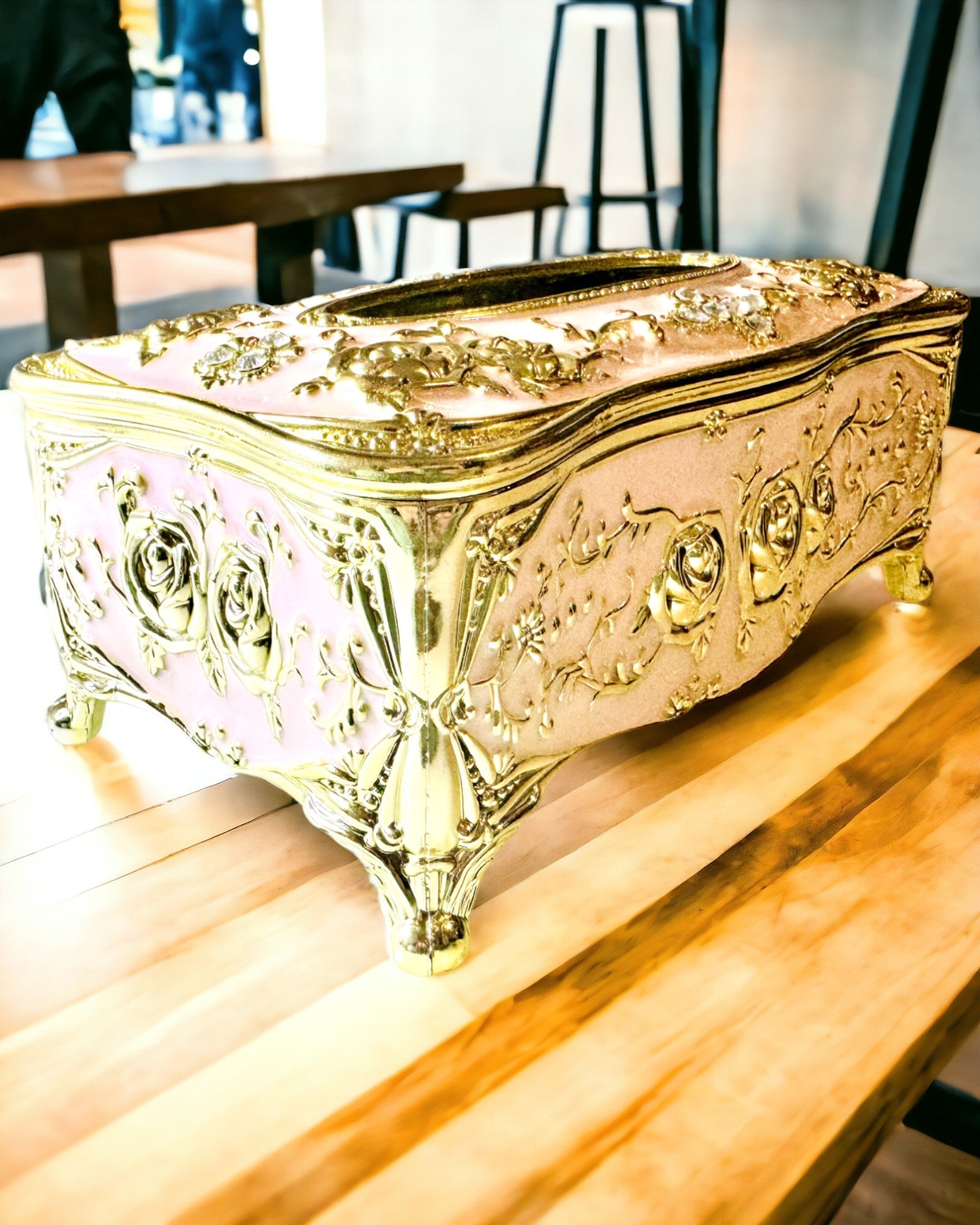 Elegante Rosa Taschentuchbox mit Geprägten Rosen – Luxuriöses Accessoire für Wohnzimmer, Hotel oder Club