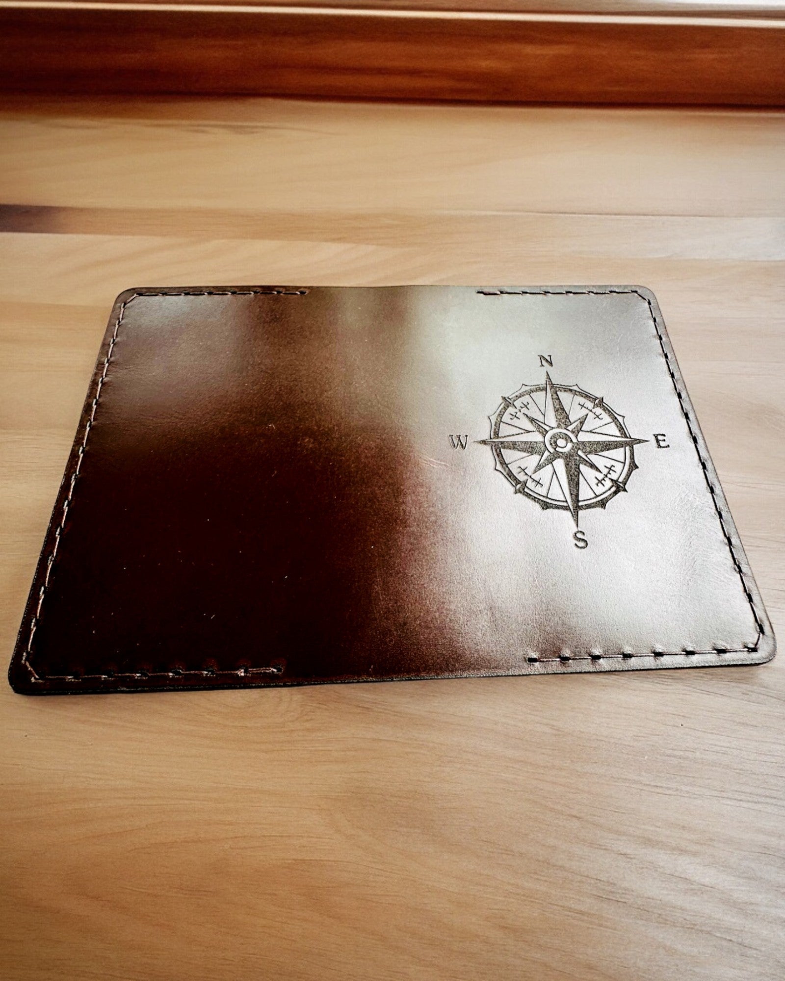 Etui „Reisender“ - Lederhülle für den Reisepass, Personalisierung mit Gravur - 2 Farbvarianten