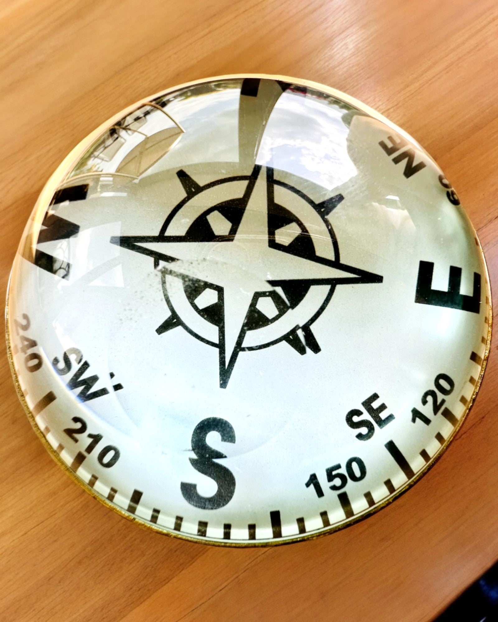 Bailey Compass Clock - Elegante Uhr mit Kompassmotiv und Gravurmöglichkeit
