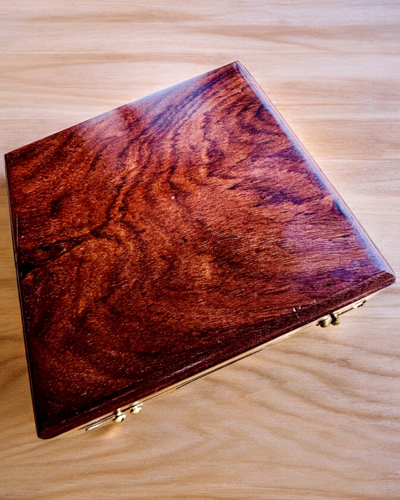 Große Holzkiste für Kompass "Gilbert & Sons" mit Gravurmöglichkeit