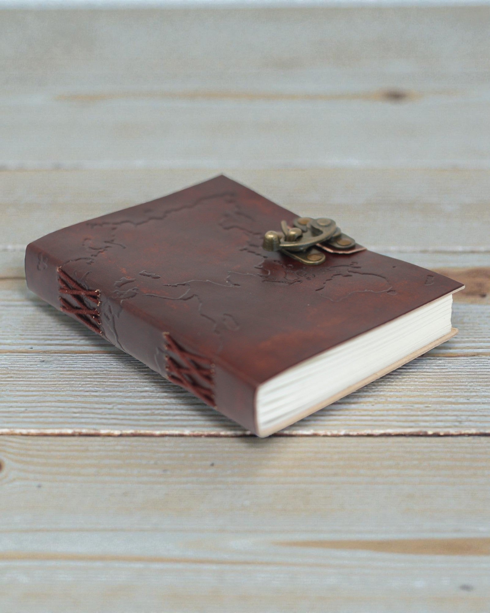 Terra Voyage – Ledernotizbuch mit geprägter Weltkarte