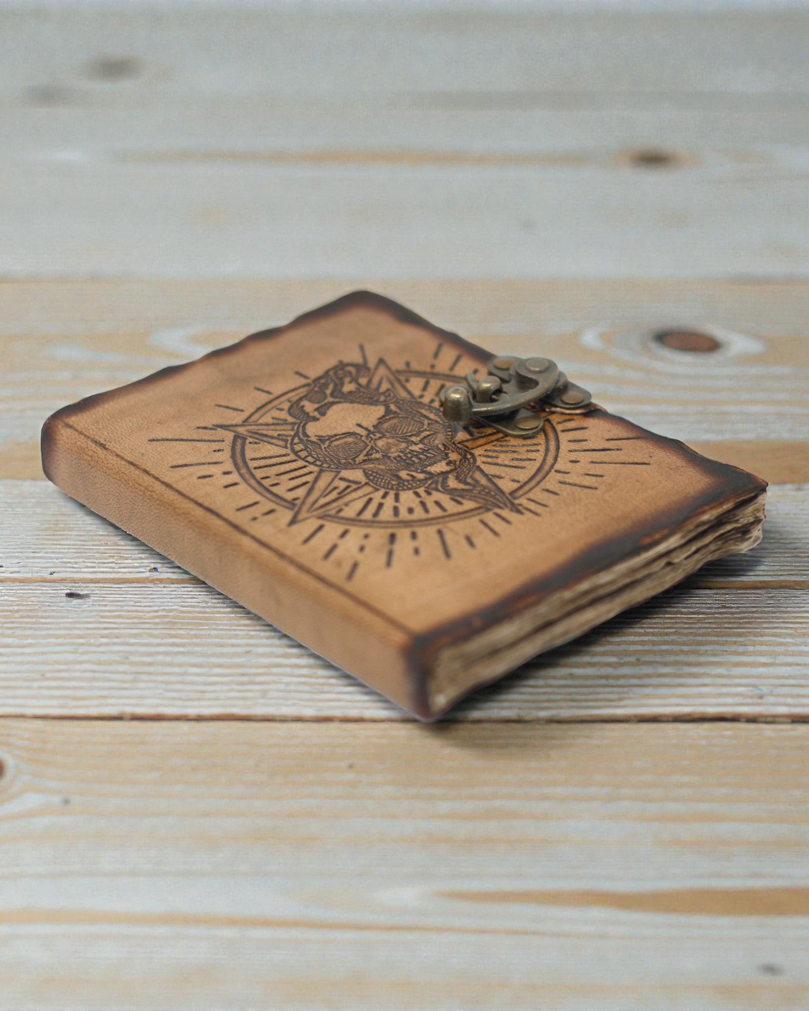 Noctis Sigil – Notizbuch aus Leder mit Pentagramm und Totenkopf