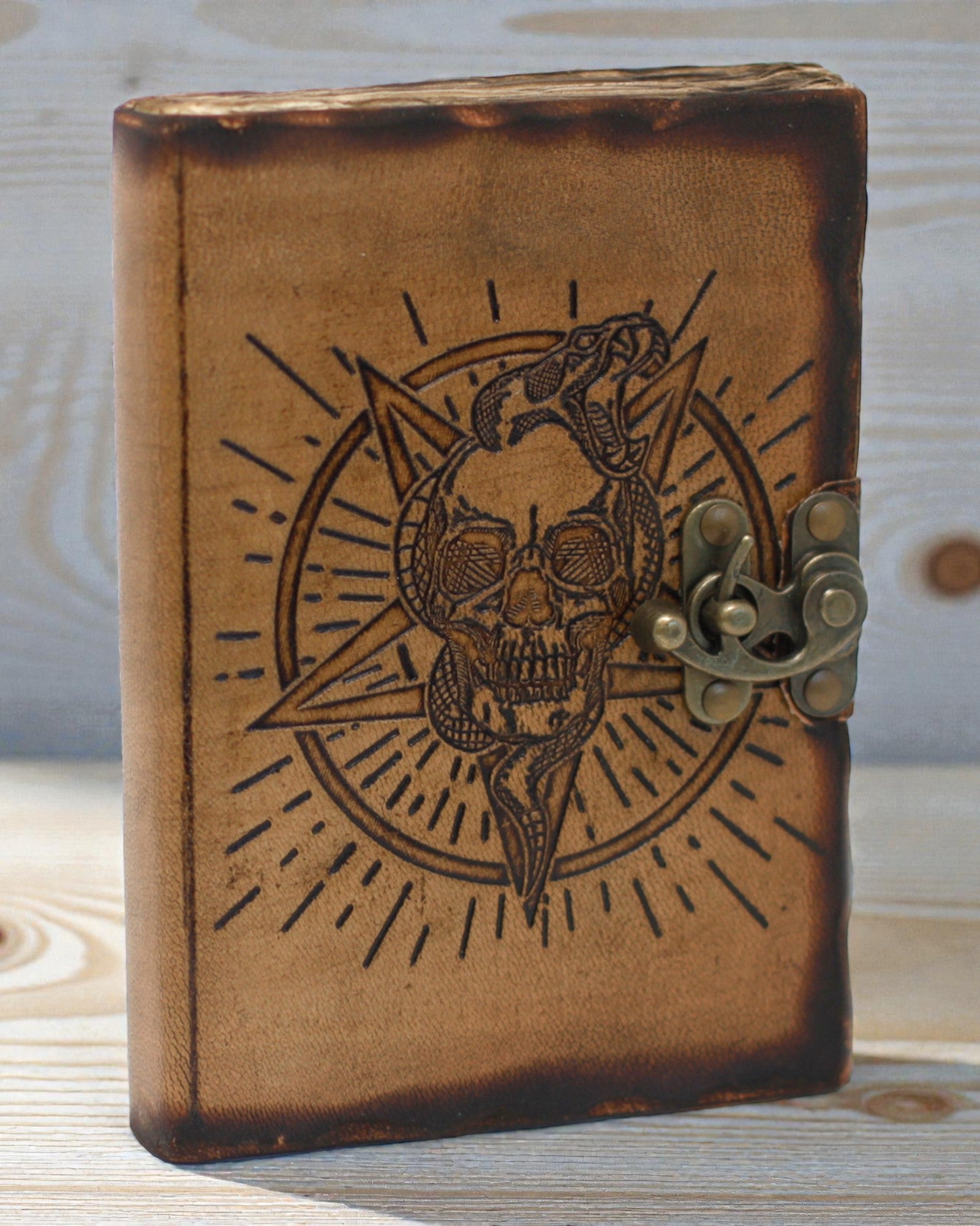 Noctis Sigil – Notizbuch aus Leder mit Pentagramm und Totenkopf
