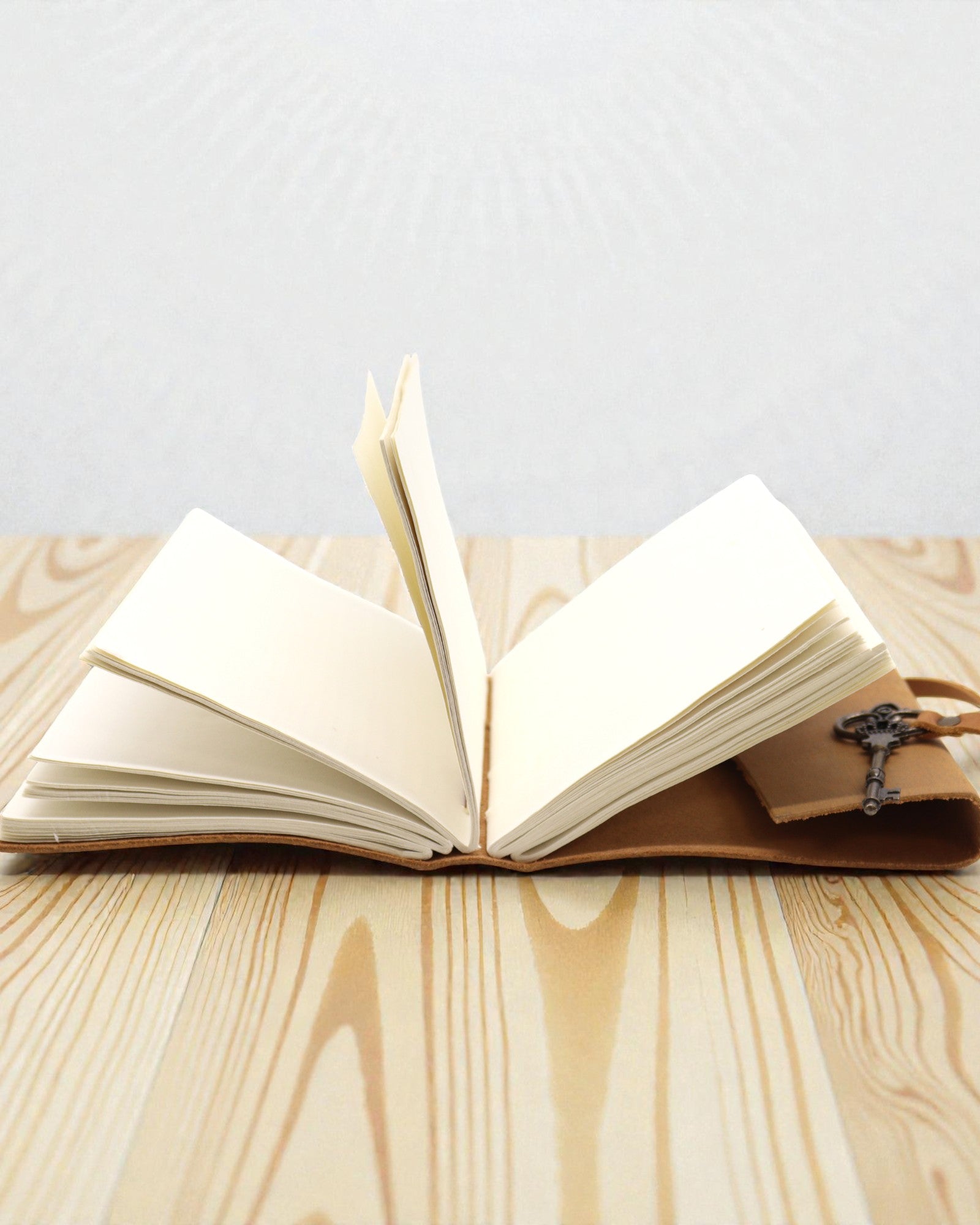 Notizbuch aus hellem geöltem Leder mit Schlüssel Solis – altes Tagebuch 13 × 18 cm