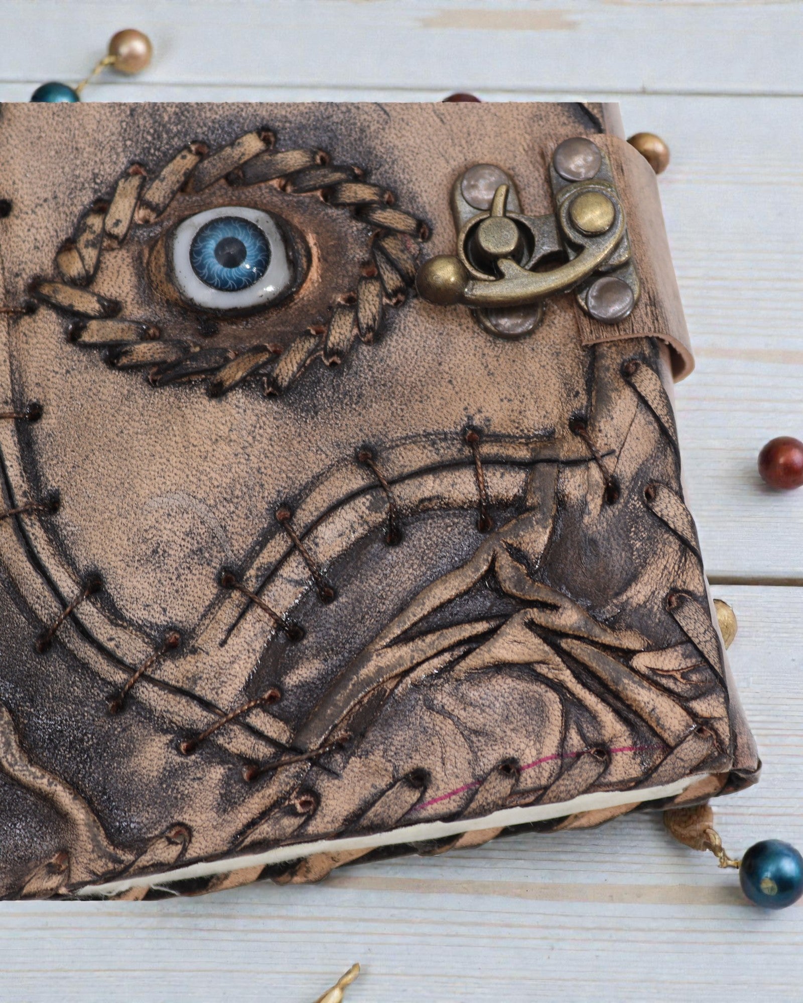 Braunes Leder-Notizbuch – Böses Auge – 17 × 12,5 cm | 160 Seiten, gealterte Kanten