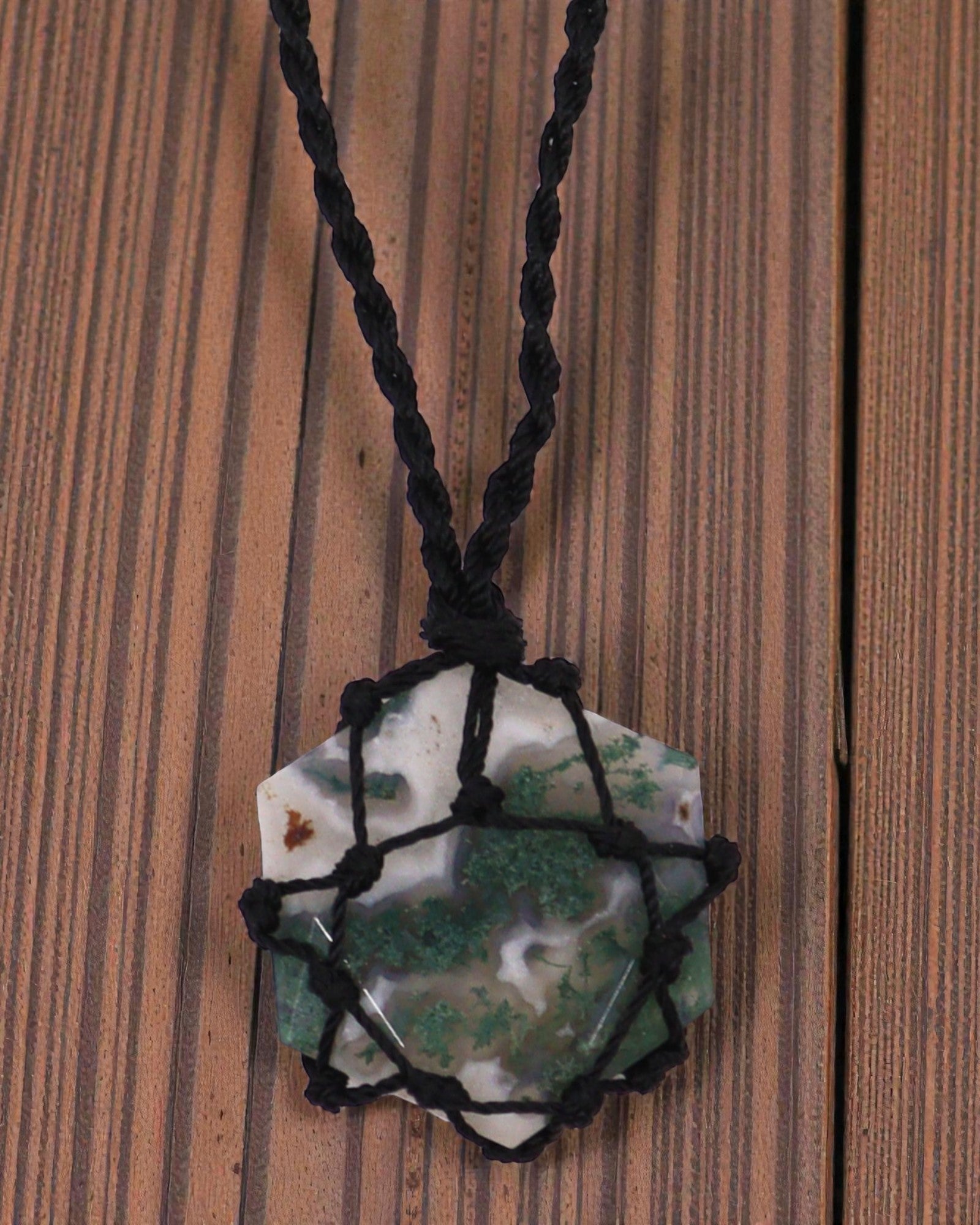 Hexagon der Natur – Makramee-Halskette mit Moosachat