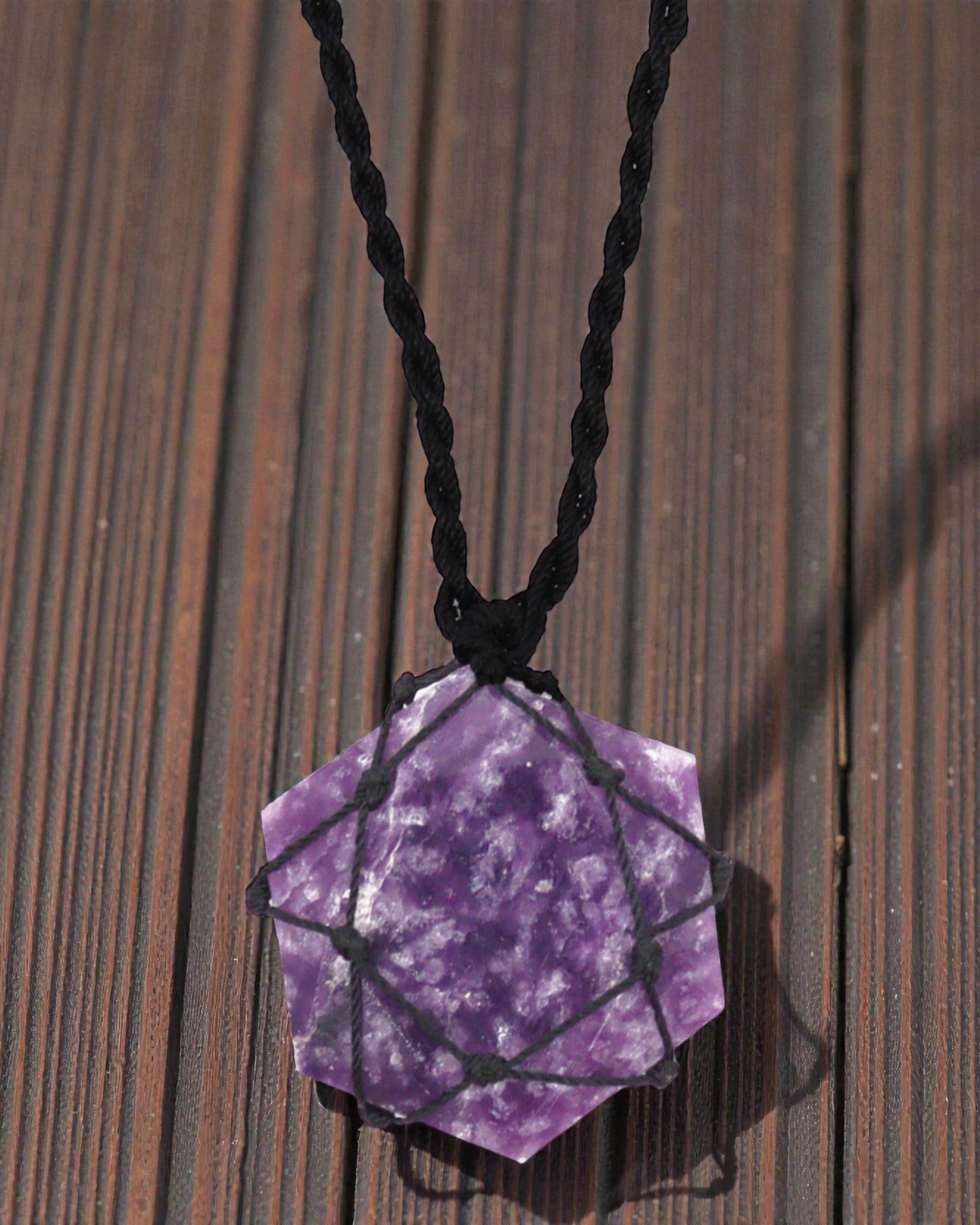 Hexagon der Beruhigung – Makramee-Halskette mit Lepidolith