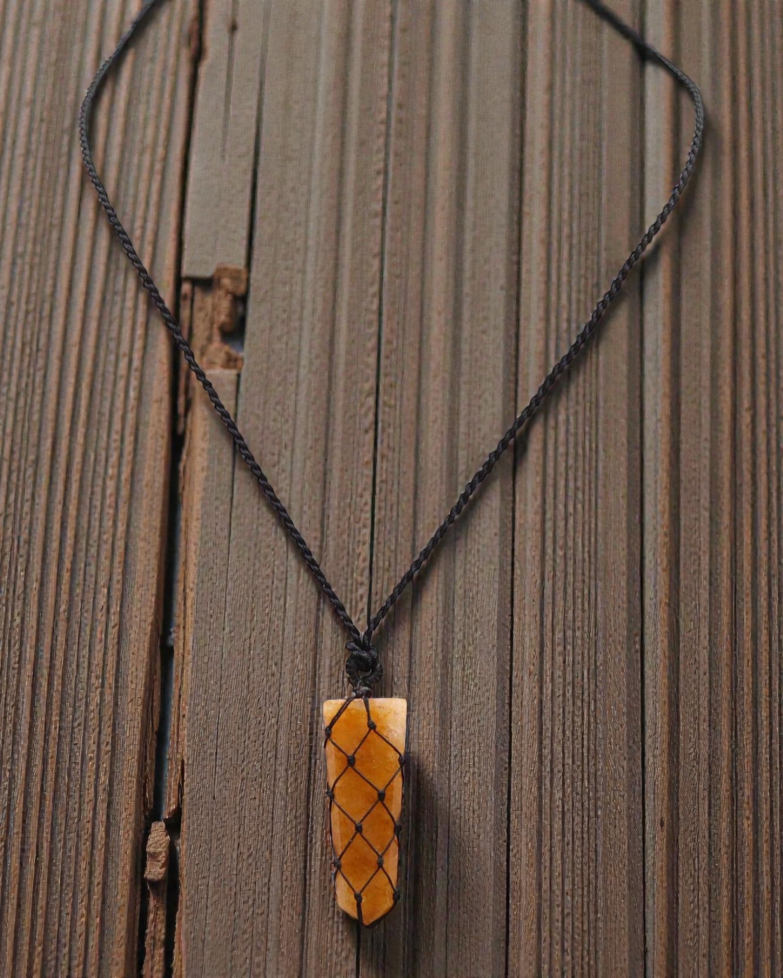Goldener Impuls – Makramee-Halskette mit goldenem Quarz in Spitzenform
