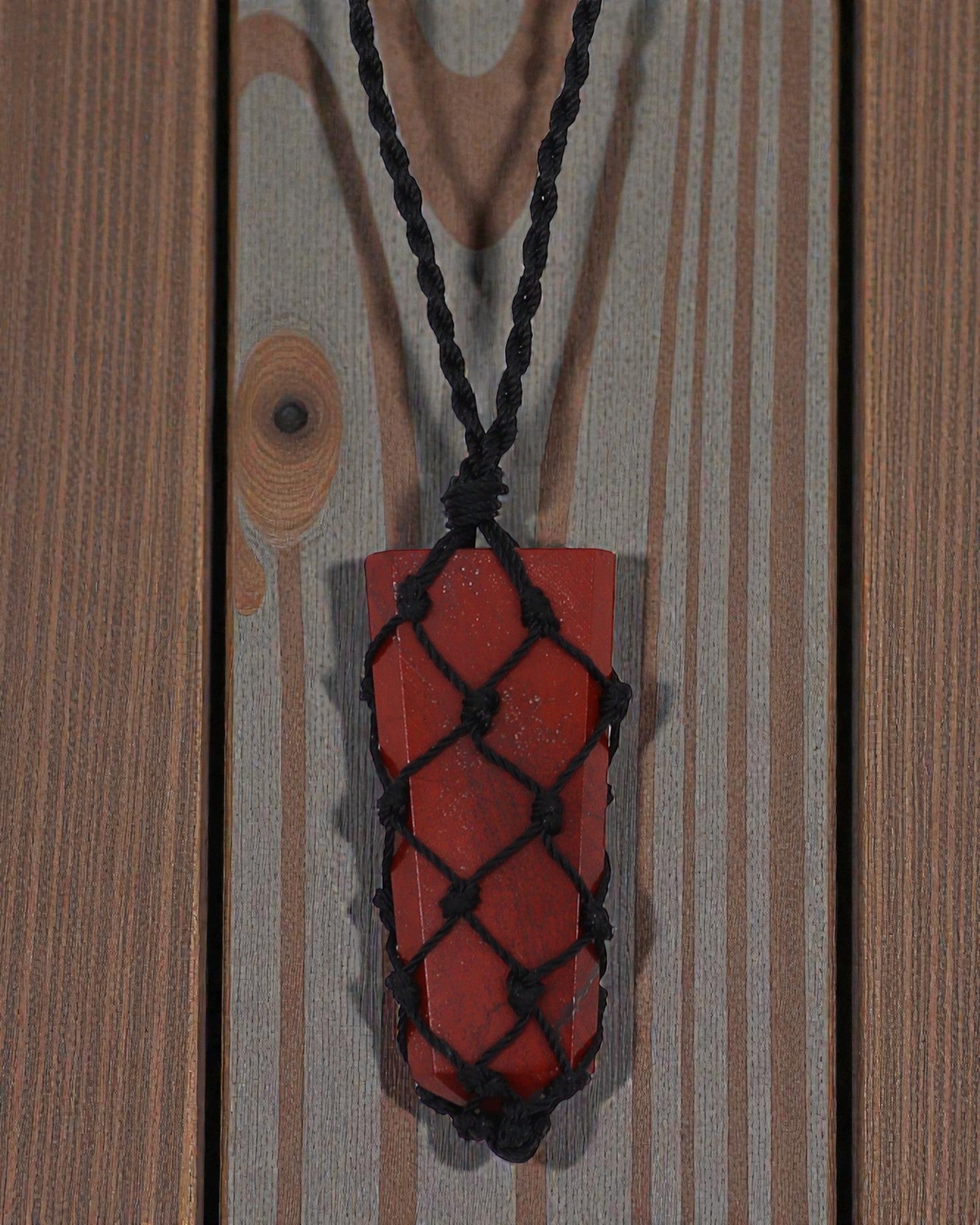 Scharlachrote Kraft – Makramee-Halskette mit rotem Jaspis in Spitzenform