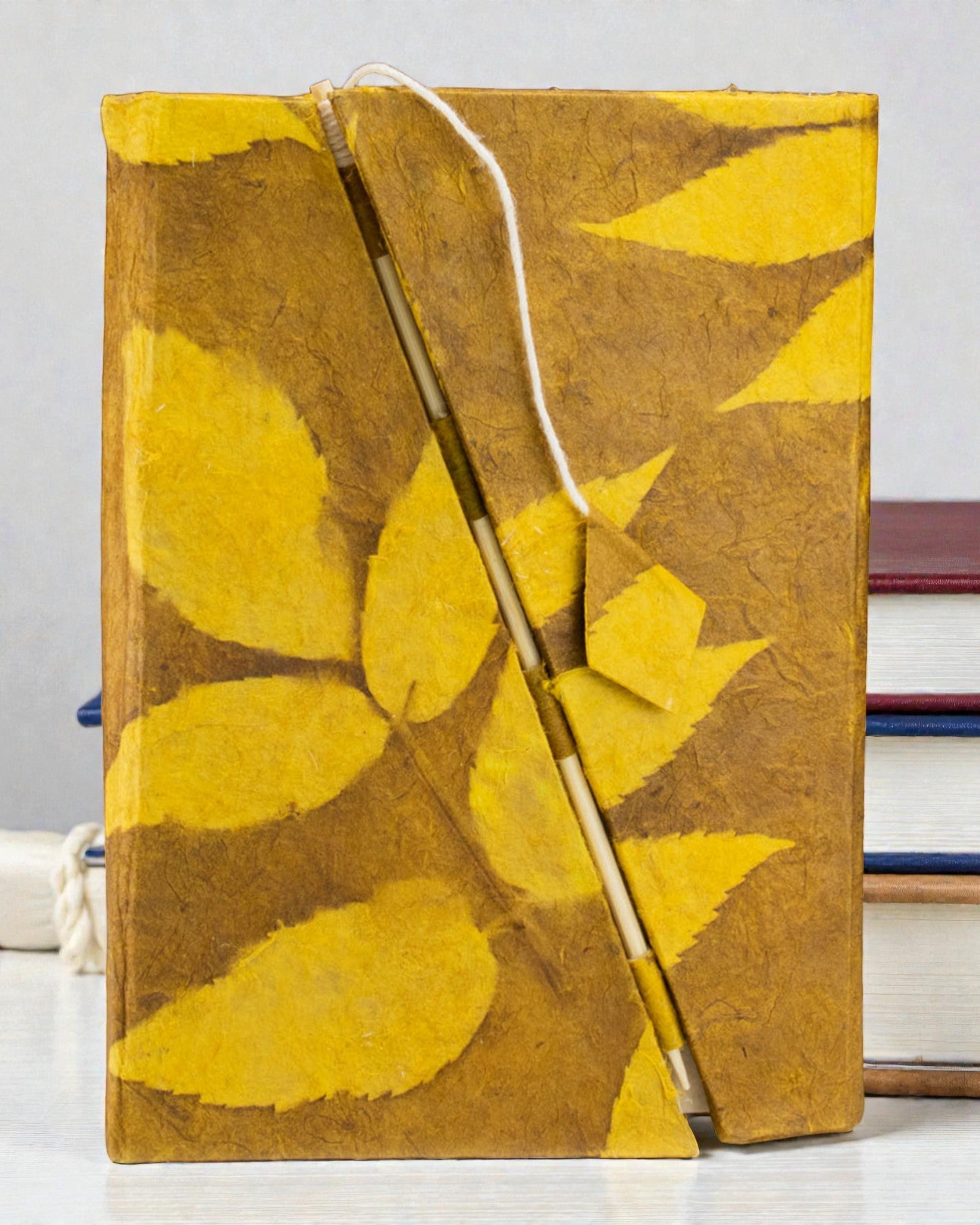 Mittleres Ellbogen-Notizbuch „Kräftige Blumen“ – Senfgelb (45 Blätter, 15 x 12 cm)