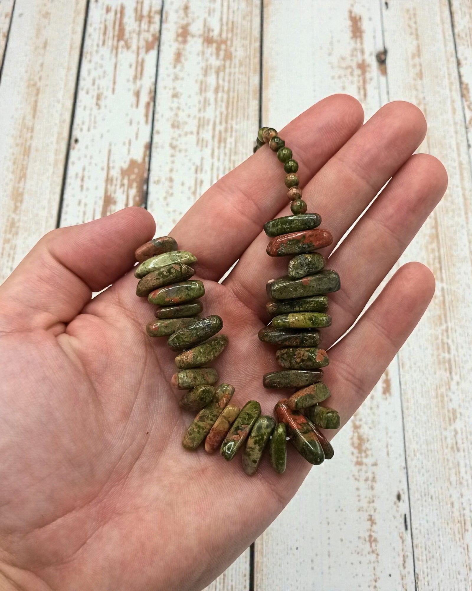 Waldharmonie – Halskette aus langen Steinen aus Moosachat