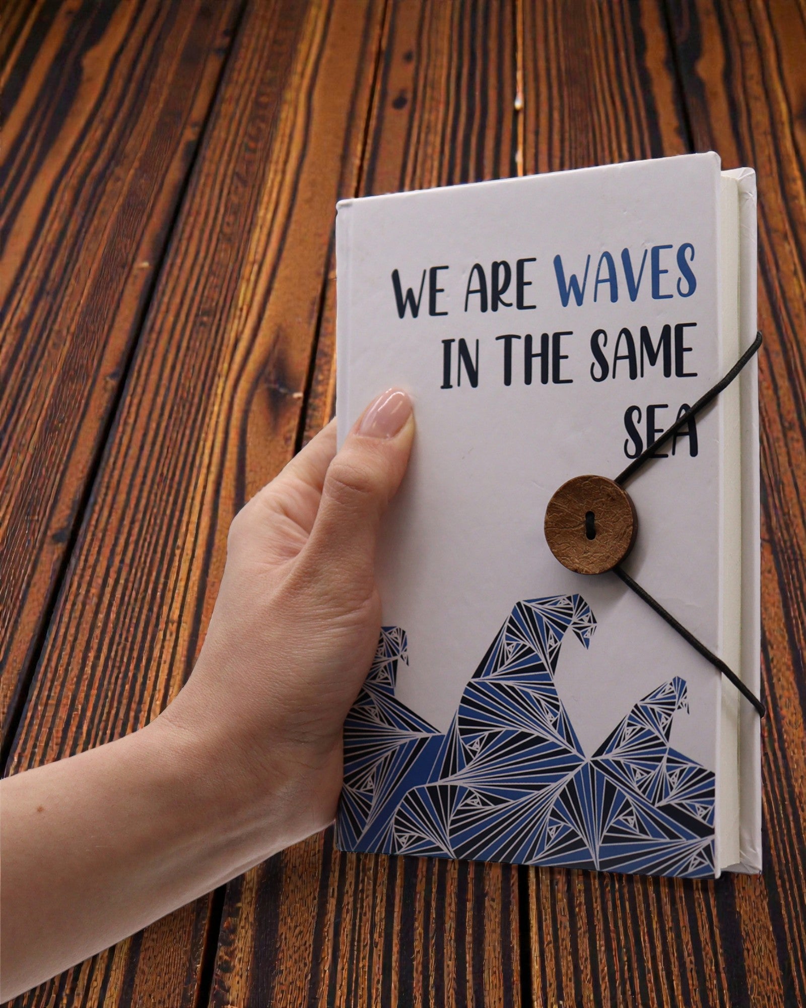 Leaves Together – kleines Notizbuch mit Riemen und Kokosknopf 18 × 12,5 cm, 200 Seiten