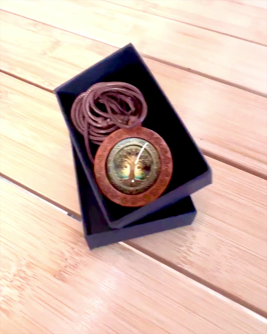 Amulett des Lebens "Stammbaum" - Handgefertigte Halskette aus Holz und Glas, mit der Möglichkeit zur Personalisierung durch Gravur als Geschenk
