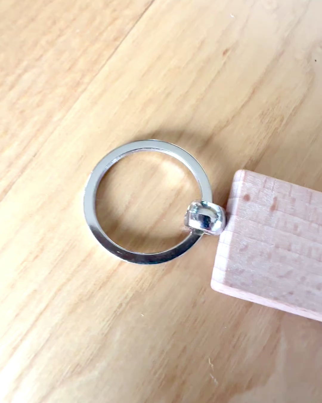 Holzschlüsselanhänger mit Gravurpersonalisierung – Ideal als Geschenk