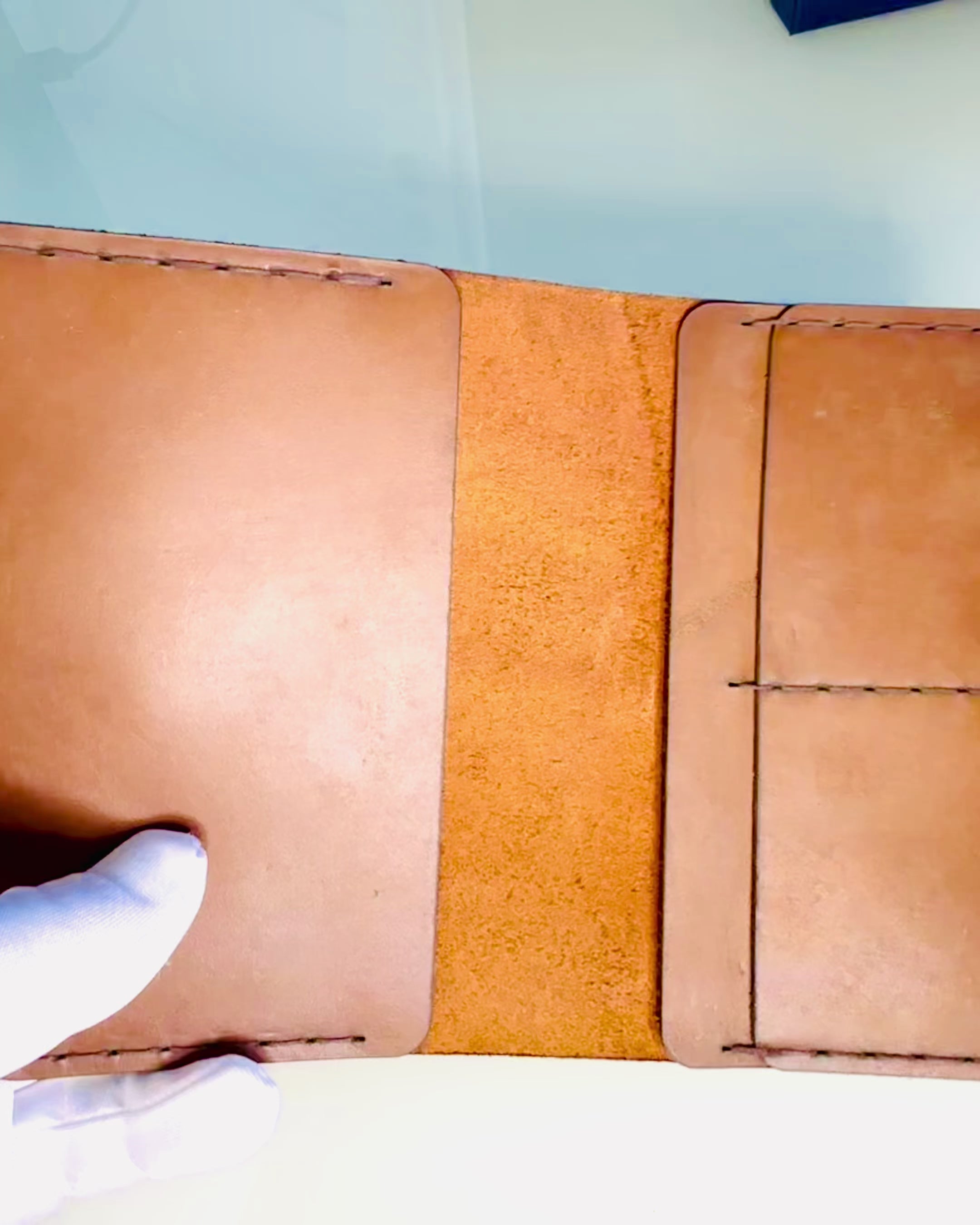 Etui „Reisender“ - Lederhülle für den Reisepass, Personalisierung mit Gravur - 2 Farbvarianten