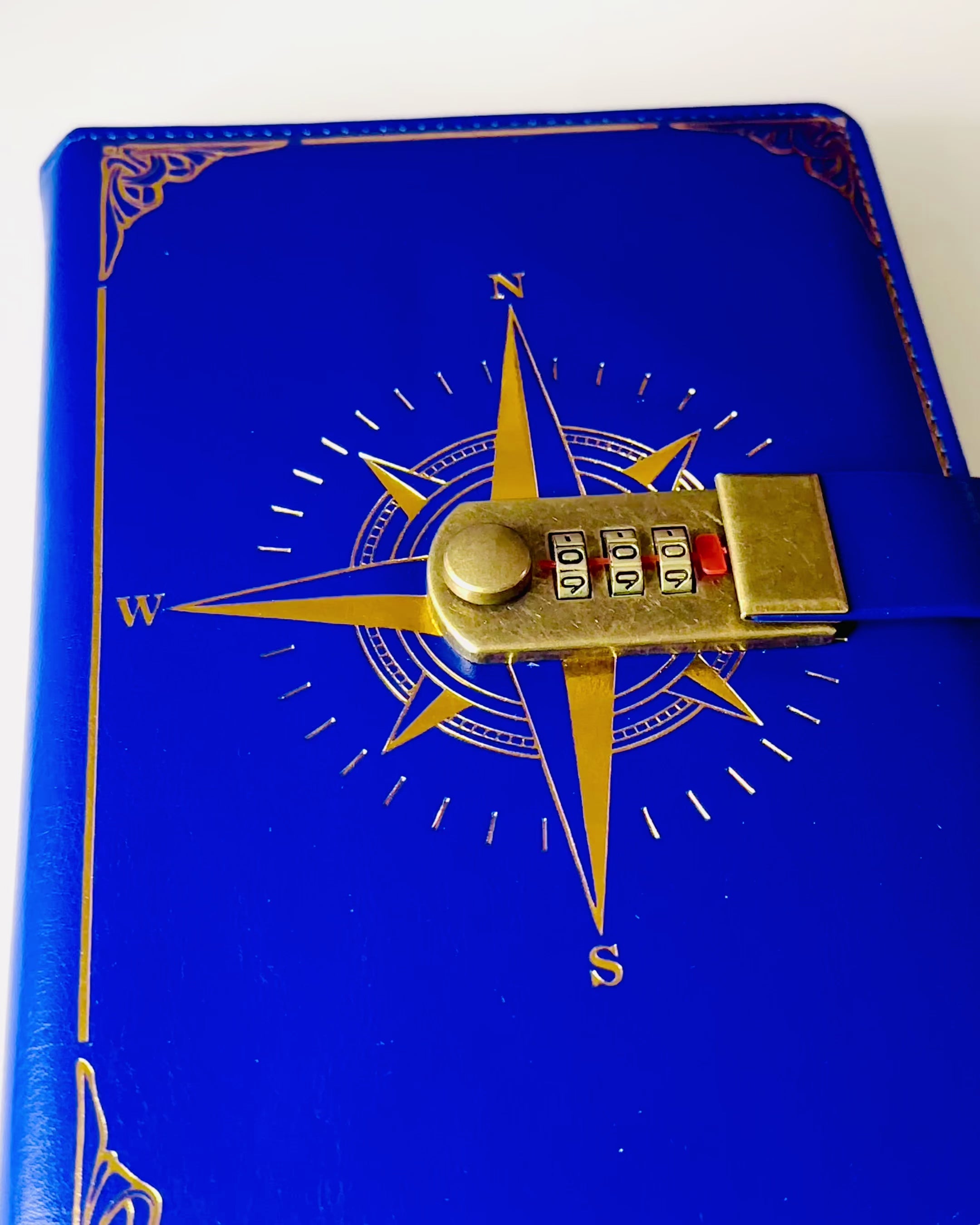 Notizbuch Premium mit Zahlenschloss A5 - Vintage-Stil mit Kompass, Japanisches Design, Schreibwaren für Studenten und Geschäft. Personalisierung mit Gravur