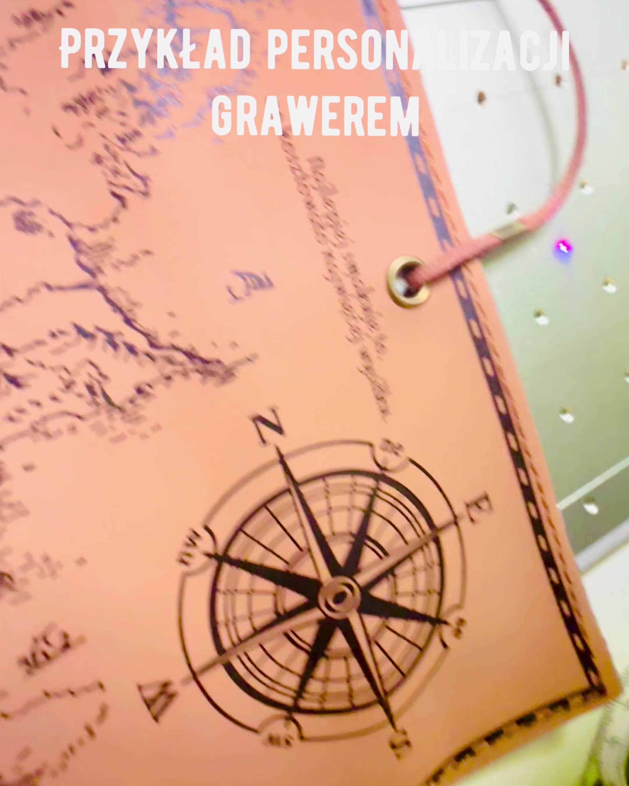 Retro Hellbraun - matt, ledernes Federmäppchen im Reisenden-Stil mit Weltkarte – Praktisch und Geräumig. Personalisierung mit Gravur.