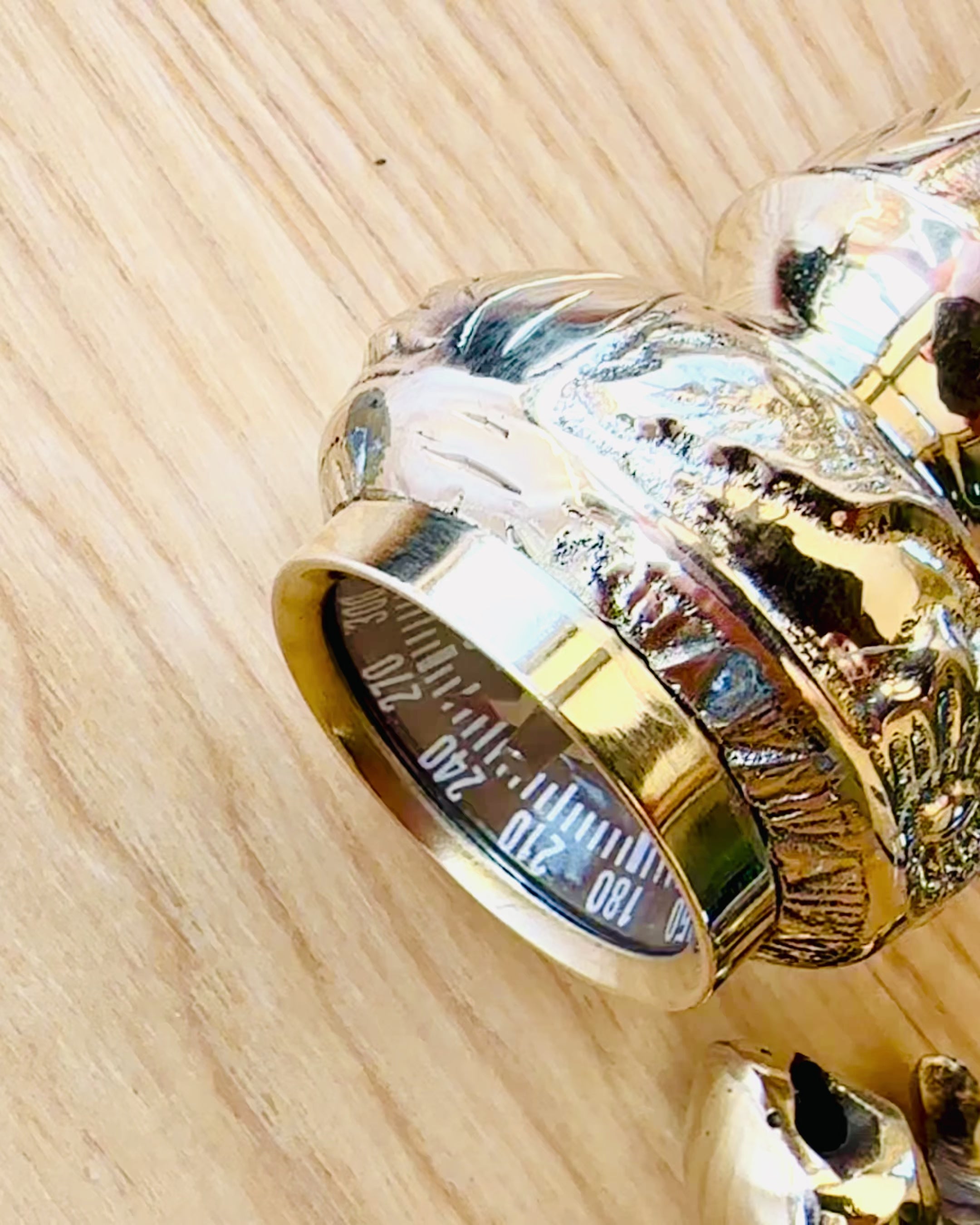 Kompasso Brown - Spazierstock - Handgeschnitztes Holz - Exklusive Edition mit Gravurmöglichkeit