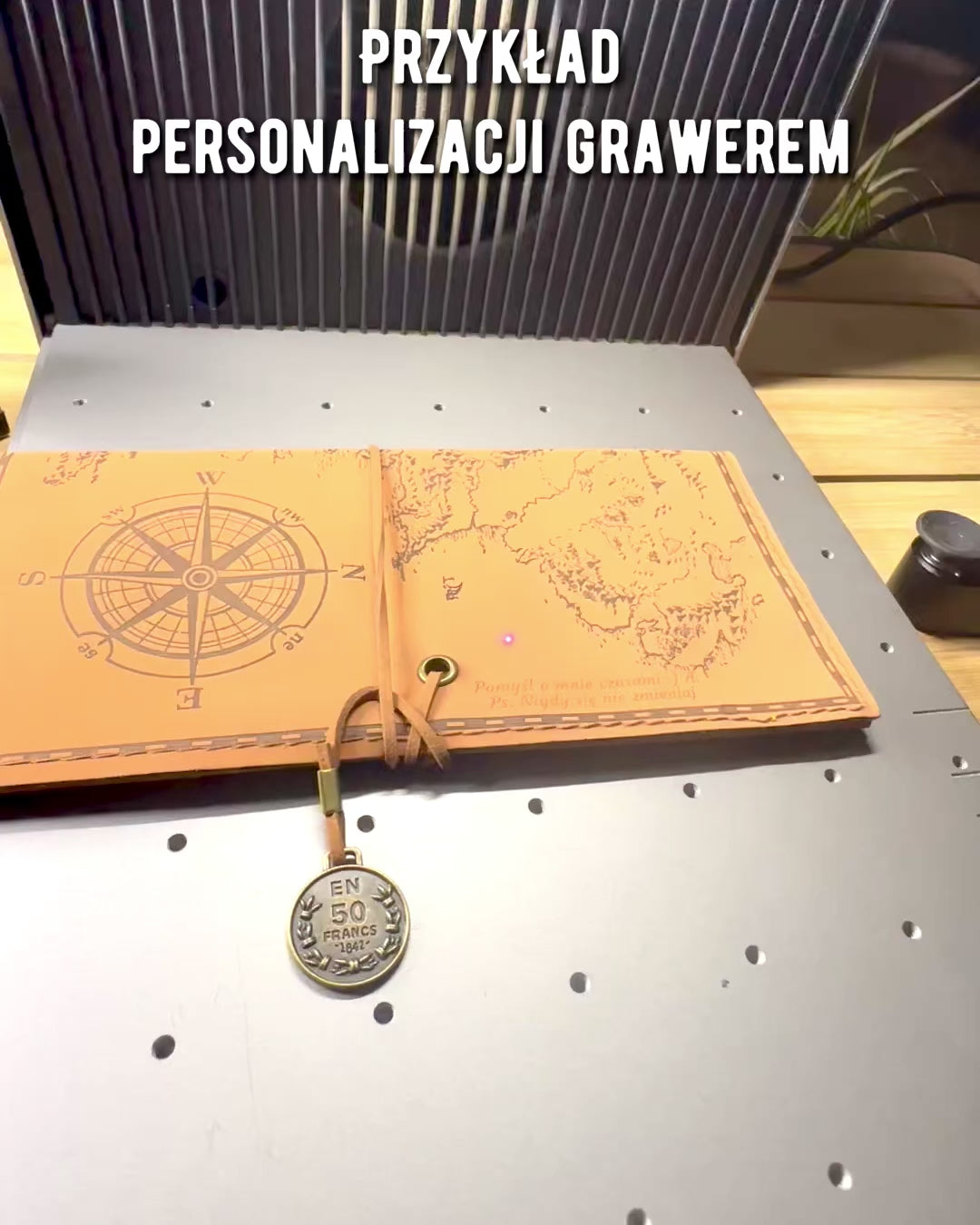 Retro Hellbraun - matt, ledernes Federmäppchen im Reisenden-Stil mit Weltkarte – Praktisch und Geräumig. Personalisierung mit Gravur.