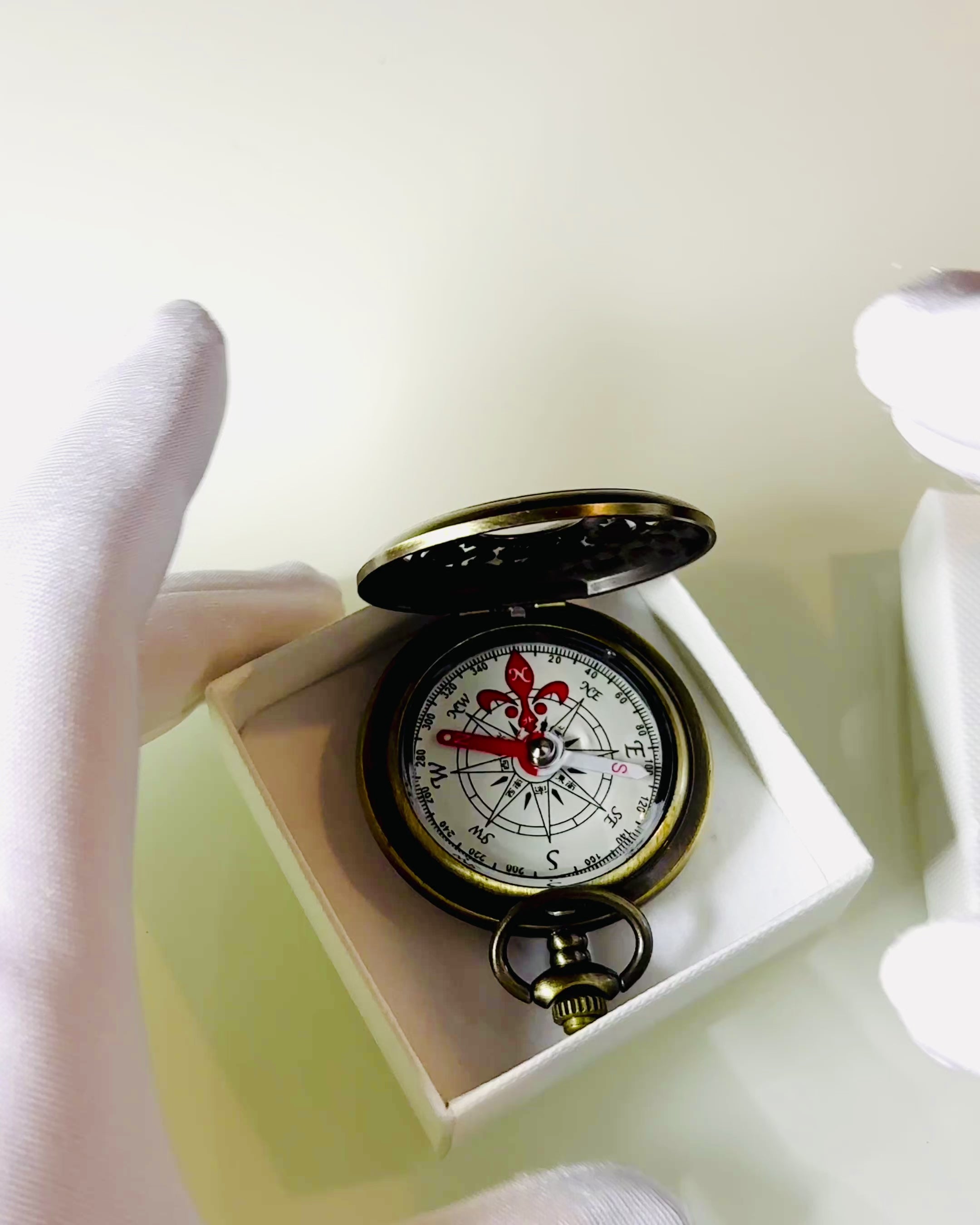 Vintage-Navigationskompass mit filigranem Muster – in Braun-Gold