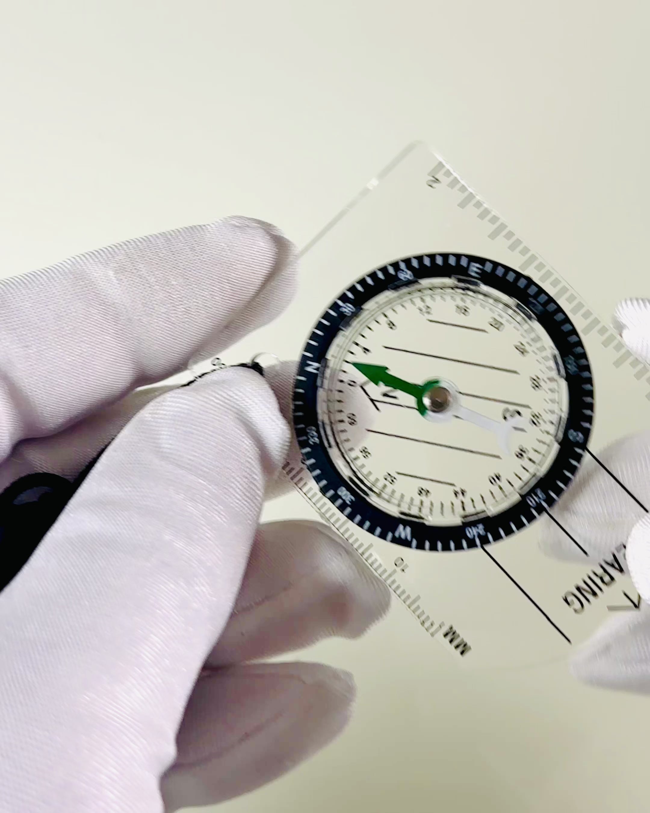 Touristenkompass "Abenteurerführer" - Transparent, Mini-Acryl mit Hängeseil und Kartenmaßstab, mit Gravur