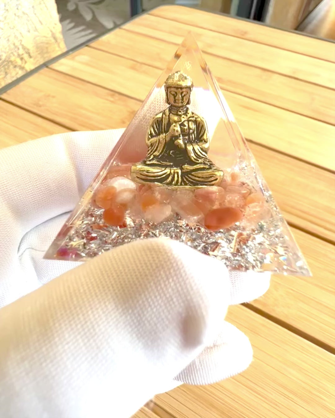 Pyramide "Meditation der Ruhe" mit Edelsteinen
