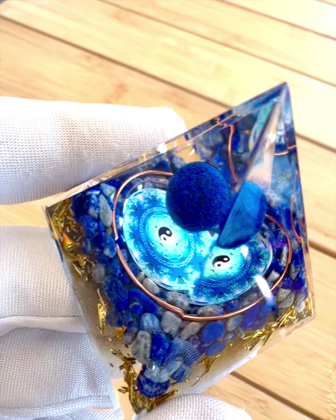Orgonit-Energiepyramide "Zenith" mit Lapislazuli, ideal als Geschenk