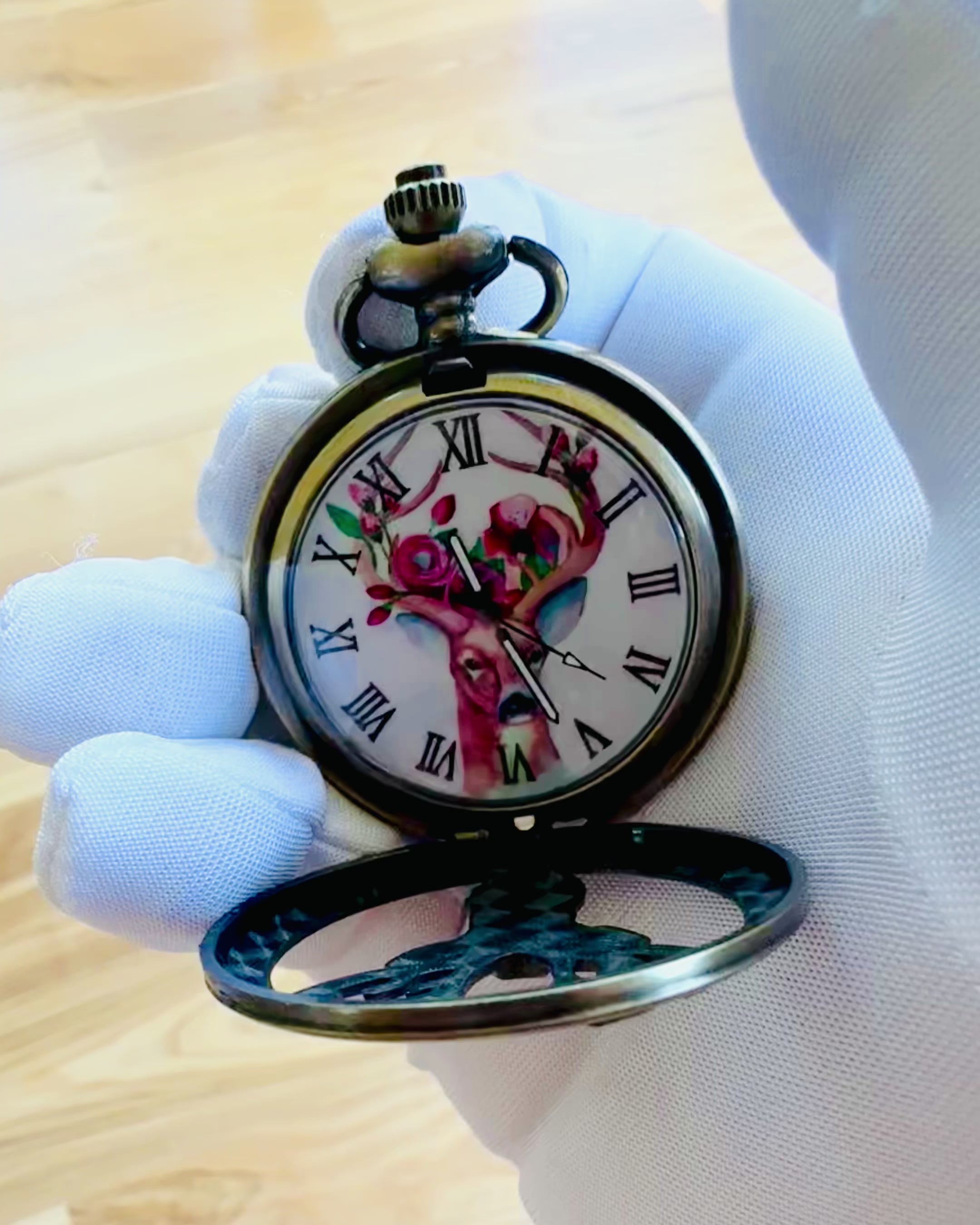 Taschenuhr Waldwächter - Elegante Uhr mit Hirschmotiv, personalisierbar mit Gravur