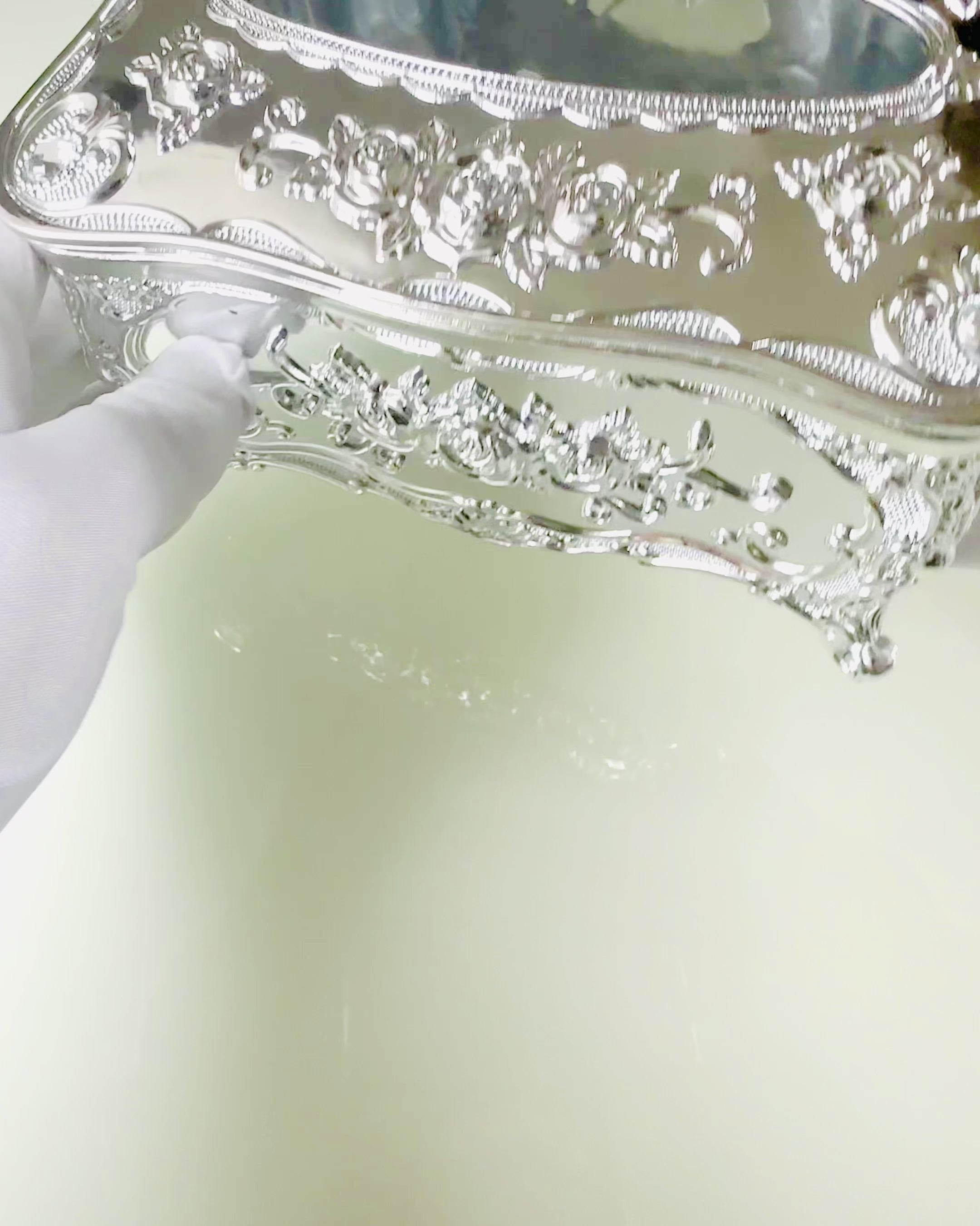 Elegante Taschentuchbox mit geprägten Blumen - Serviettenbehälter