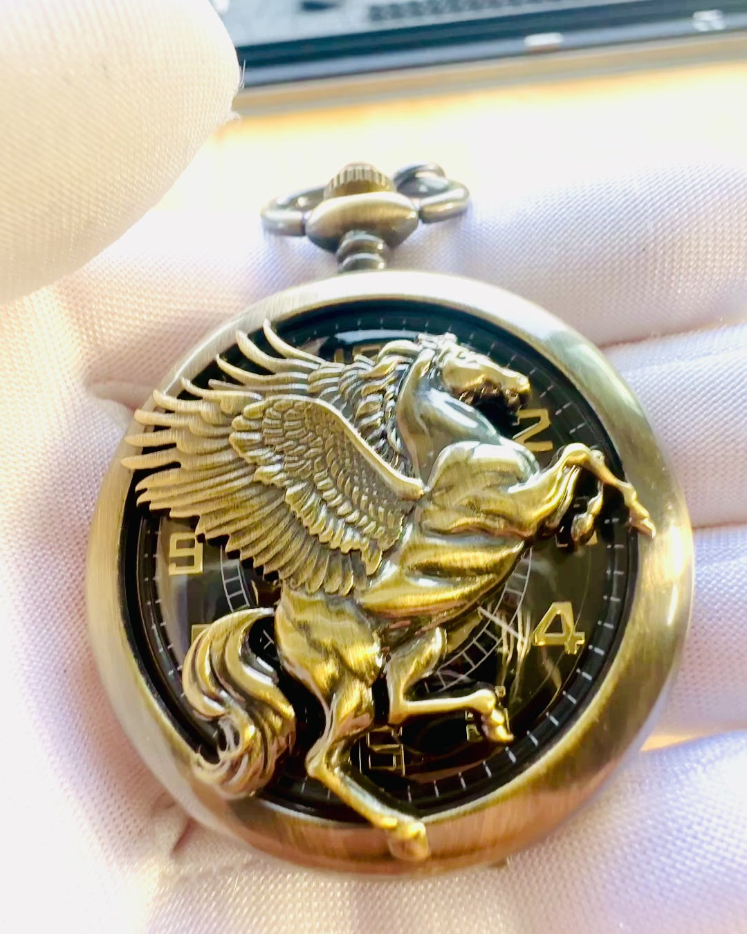 Taschenuhr "Equus Tempus" - Farbe: Kupfer, mit Pferdemotiv, Personalisierung mit Gravur möglich