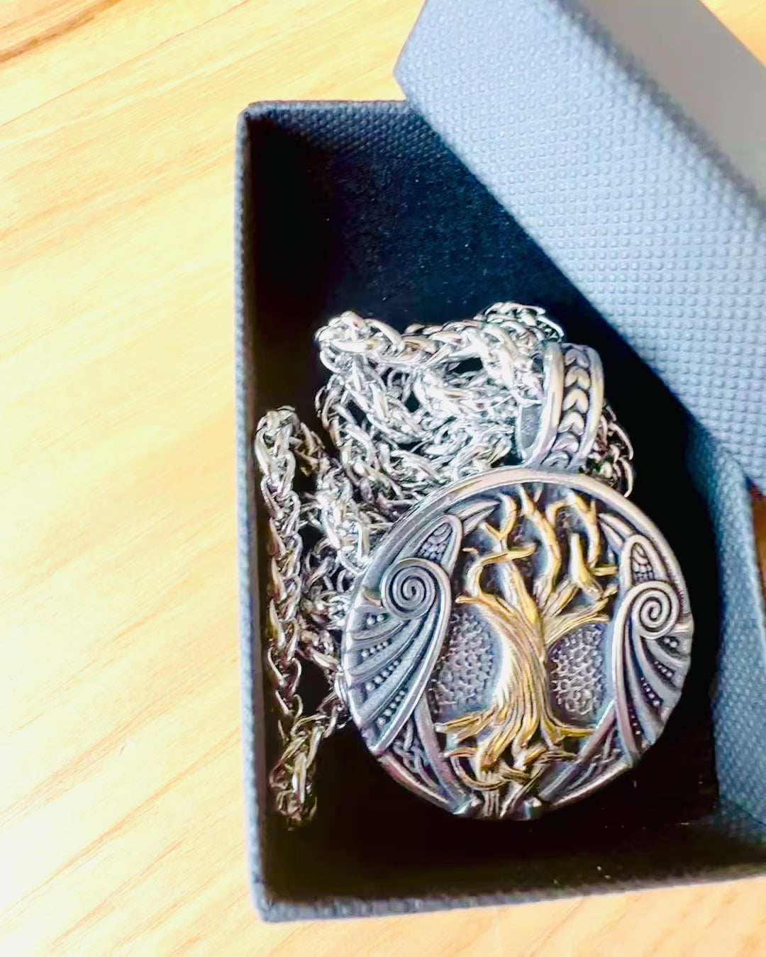 Halskette "Baum des Lebens" aus Edelstahl mit Personalisierung, mit dem Symbol Aegishjalmur (Helm der Ehrfurcht)