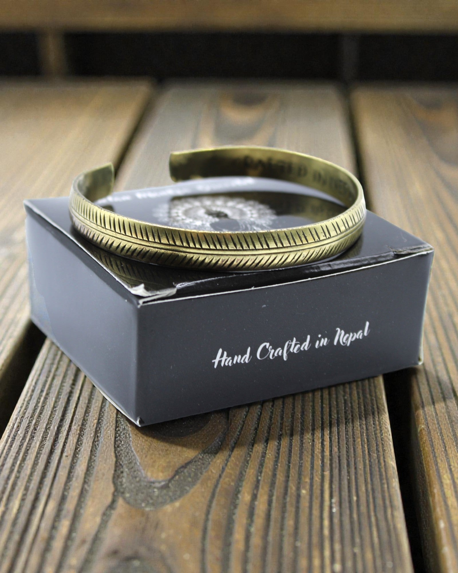 Tibetisches Messingarmband Subtile Natur – Schmaler Blattzweig