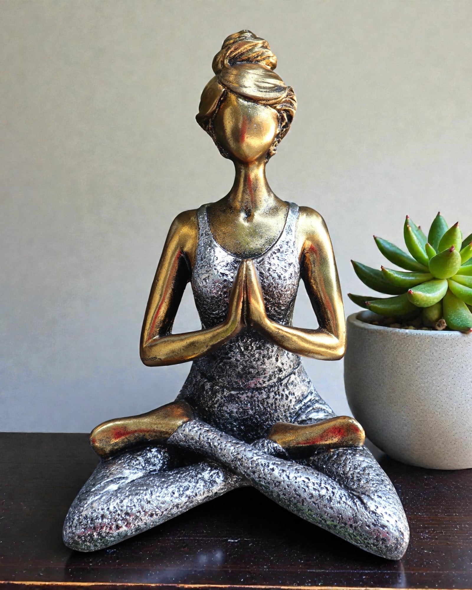 Frauenfigur 24 cm – Yoga Gold-Silberne Klassik