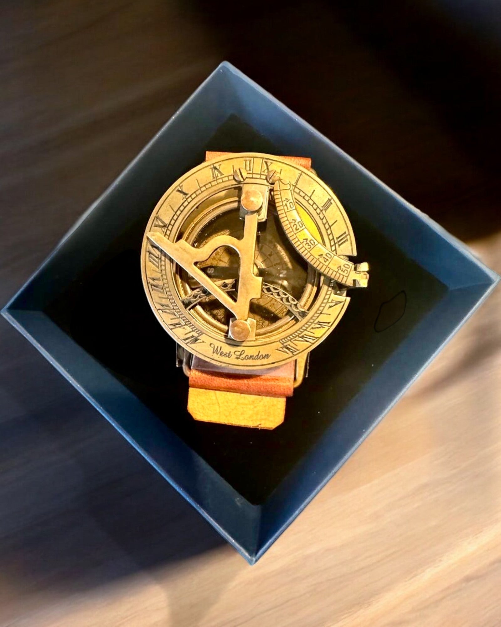 Sonnenuhr "Antiker Kompass", Armbanduhr mit Kompass, Personalisierung mit Gravur möglich
